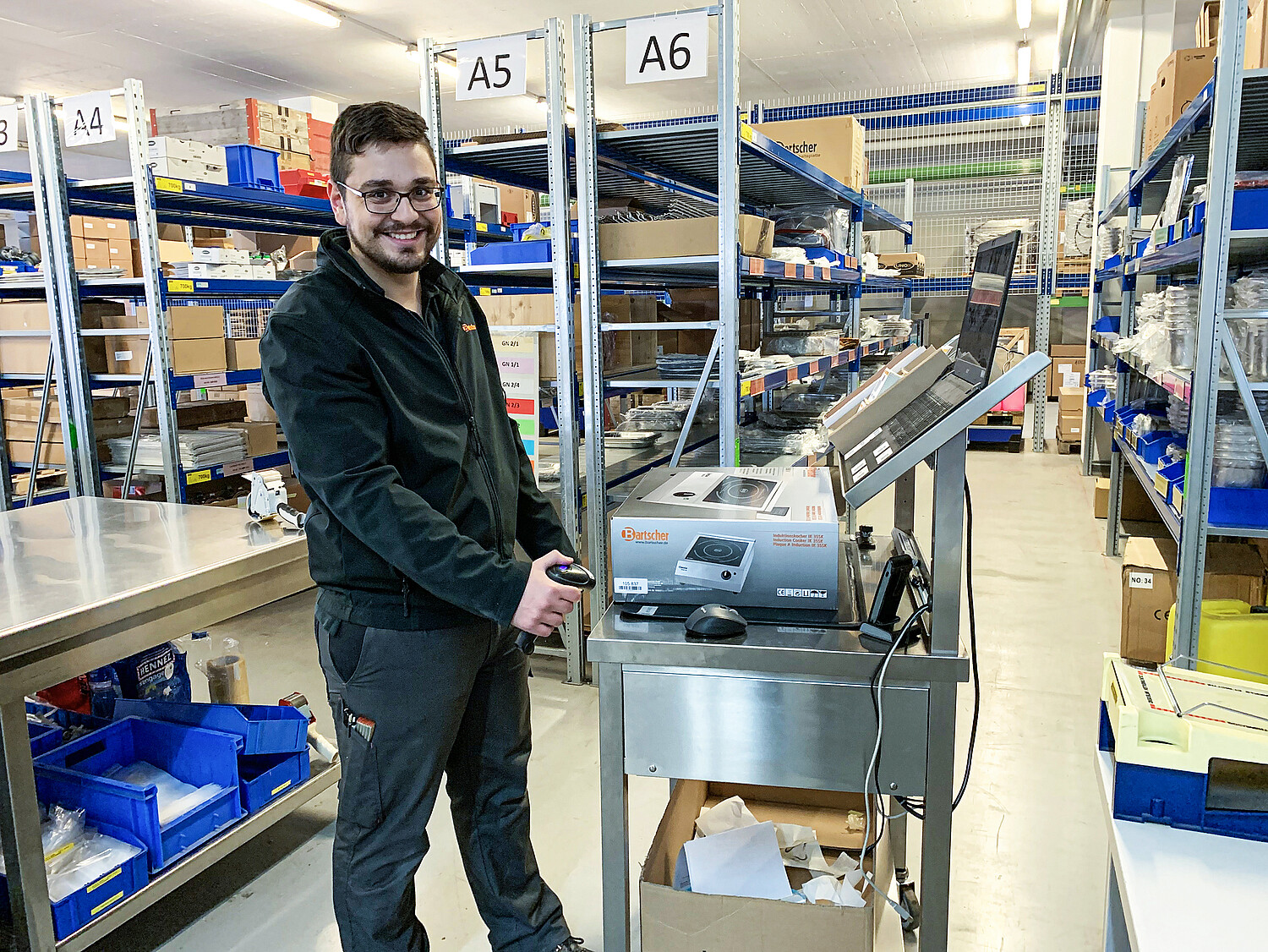 Miguel Da Silva, logisticien CFC auprès de la maison Bartscher AG et membre de l’équipe logistique comptant quatre collaborateurs, travaille depuis quelques mois avec un nouveau système de scanning spécialement conçu pour la maison Bartscher AG et permettant de rendre visibles tous les produits grâce à un logiciel accessible à tous les collaborateurs.