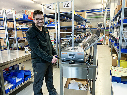Miguel Da Silva, logisticien CFC auprès de la maison Bartscher AG et membre de l’équipe logistique comptant quatre collaborateurs, travaille depuis quelques mois avec un nouveau système de scanning spécialement conçu pour la maison Bartscher AG et permettant de rendre visibles tous les produits grâce à un logiciel accessible à tous les collaborateurs.