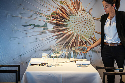 Spritzig oder still. Perfekt aufbereitetes Hahnenwasser passt auch auf den Gourmet-Tisch. 