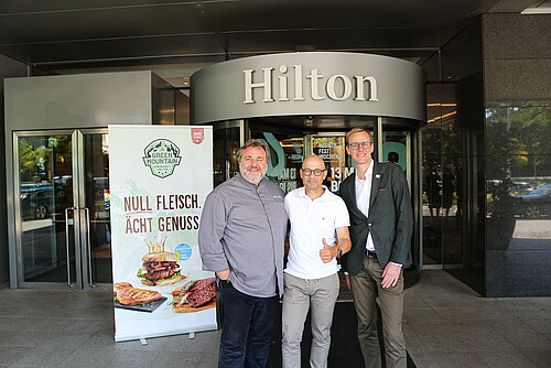 A Passion to Care. Mit den pflanzlichen und proteinreichen THE GREEN MOUNTAIN Leckerbissen wird ein authentisches, frisches und vielfältiges Plant-based Speisenangebot in den Hilton Vienna Park Gourmetküchen angeboten. Ademir Husagić, Executive Chef im Hilton Vienna Park, Werner Ott, Geschäftsführer des StartUps The Green Mountain und Hilton Vienna Park Manager Ronald Diesenreiter.  (v.l.n.r.)