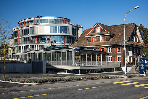 Neu und Alt, Tradition und Moderne vereint: Das 4*-Superior-Hotel Hirschen am Sempachersee hat sich von einem einfachen Traditionsbetrieb zu einem modernen Kongress-Hotel entwickelt. 