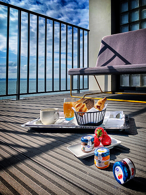 Schöne Aussichten: Fruchtiger Hero-Genuss krönt Gipfeli und Brot. 