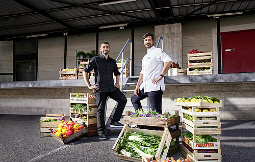 Guy Ravet (links) betreibt unter anderem das «Ermitage des Ravet» in Vufflens-le-Château. Sven Wassmer (rechts) kocht unter anderem im «Memories» im Grand Resort Bad Ragaz. Beide sind Ambassadoren für Mercedes-Benz.