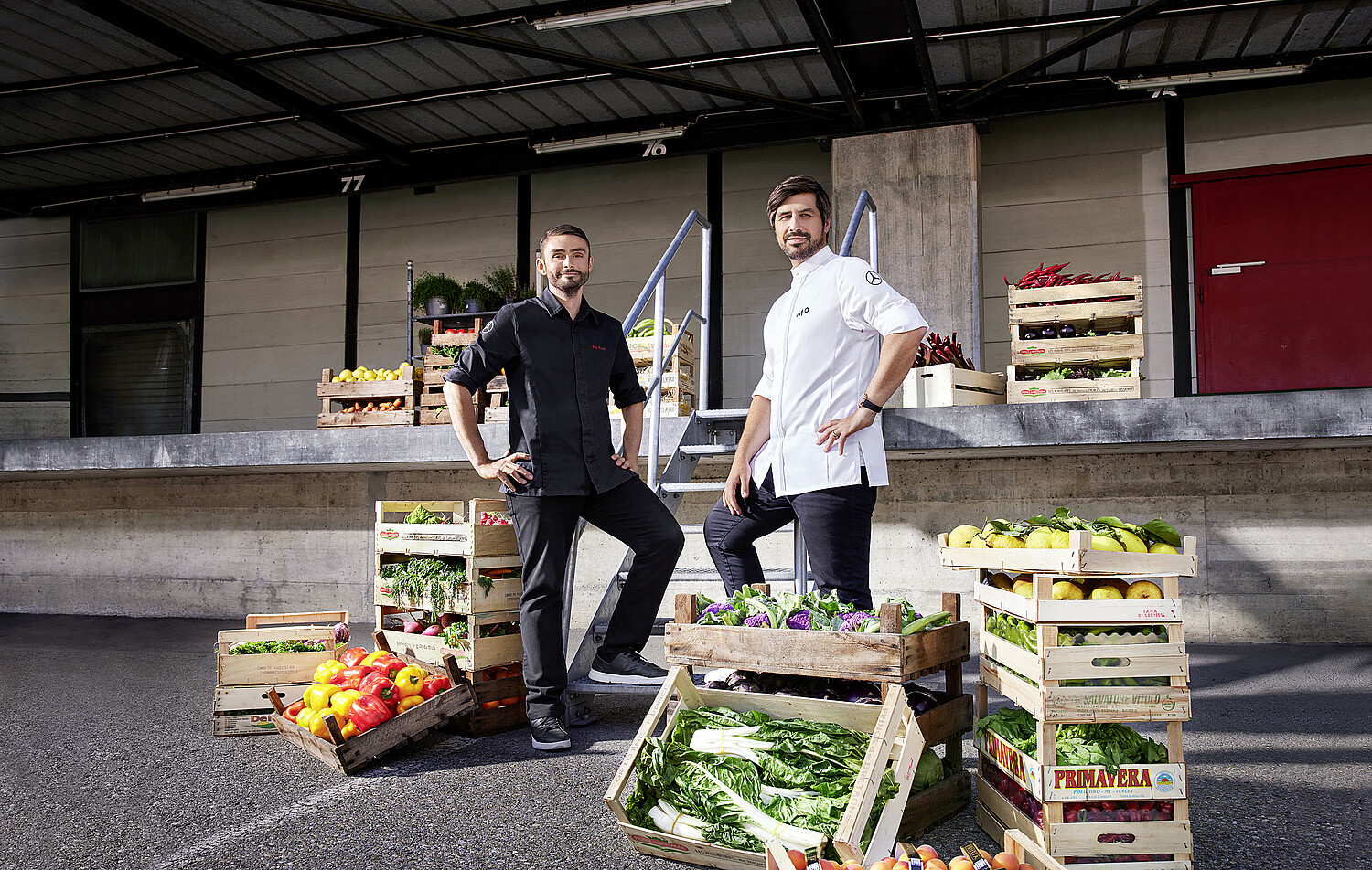 Guy Ravet (links) betreibt unter anderem das «Ermitage des Ravet» in Vufflens-le-Château. Sven Wassmer (rechts) kocht unter anderem im «Memories» im Grand Resort Bad Ragaz. Beide sind Ambassadoren für Mercedes-Benz.