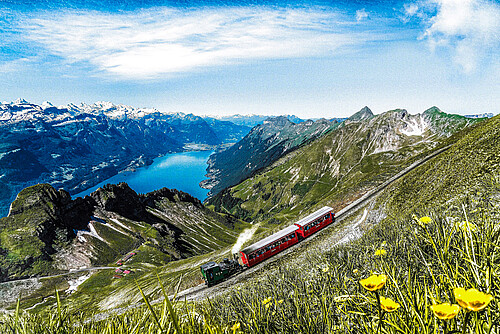 Une expérience unique en montagne: quelques impressions de la vue panoramique et de l’auberge de montagne Rothorn Kulm au sommet du Brienzer Rothorn.