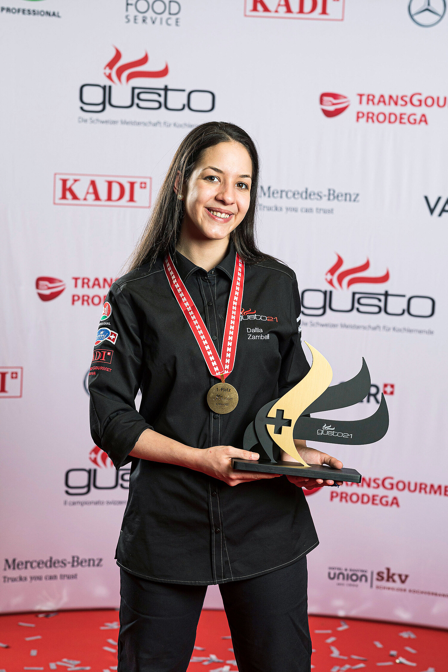 «gusto21»-Siegerin Dalila Zambelli mit dem Siegerpokal.