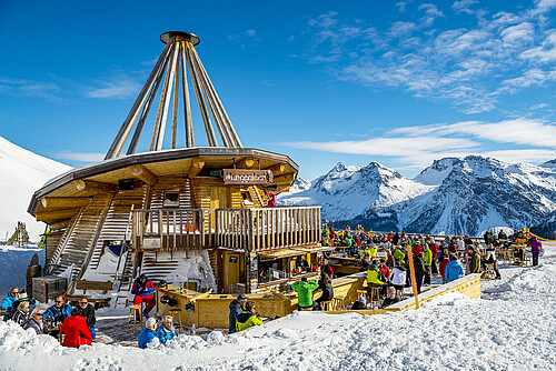 Eine atemberaubende Kulisse, traumhafte Pisten und die perfekte Location, um einige gemütliche Stunden zu verbringen: die Carmennahütte mit ihrer vielseits bekannten Munggaloch-Bar direkt neben der Plattenhornpiste.   