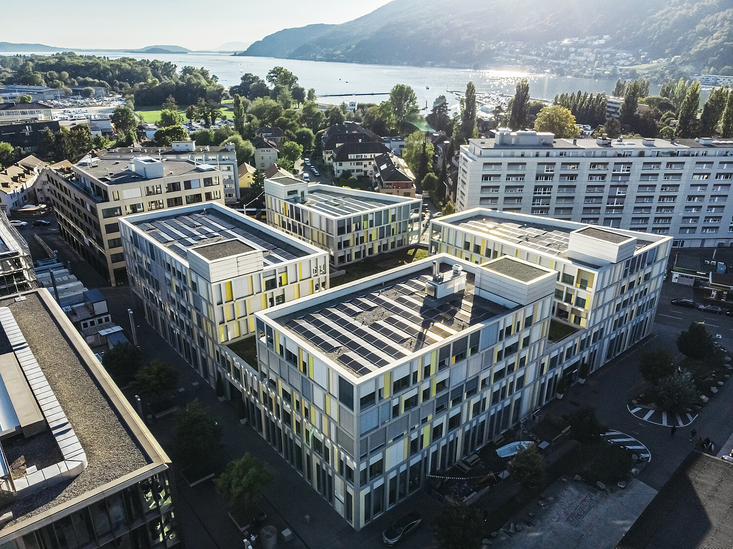 Avec sa situation centrale entre la gare et le lac de Bienne, la Résidence Au Lac, au centre-ville de Bienne, comporte 99 logements avec services de soins et un département de soins, le tout réparti sur quatre communautés d’habitation.