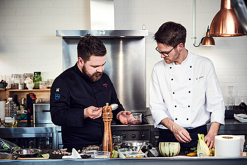 Les inspirations plant based d'André Kneubühler avec un facteur gastronomique - de l'entrée au quinoa au dessert exotique à la mangue avec la glace végétalienne à la noix de coco disponible chez Swiss Gastro Solutions.