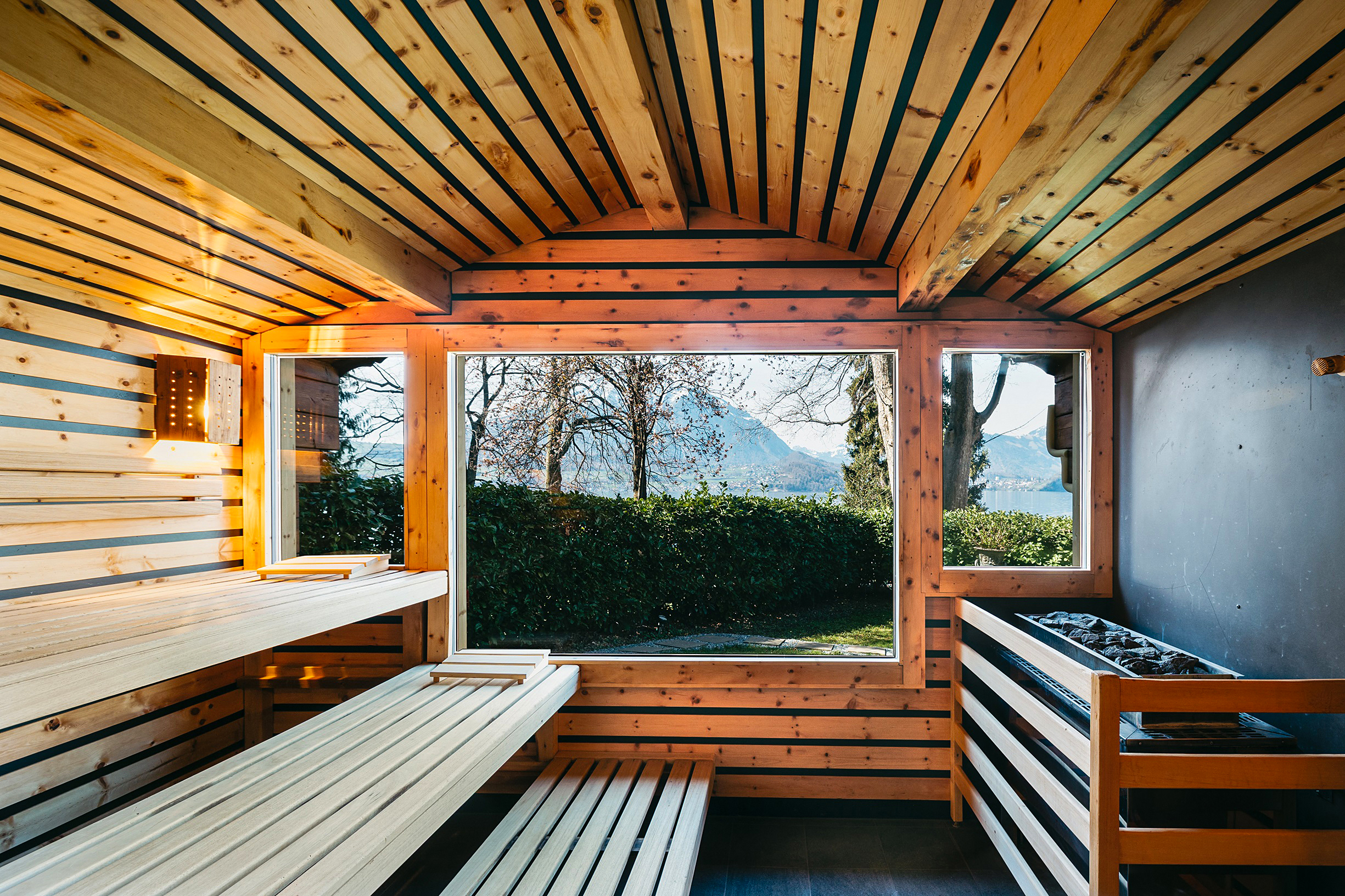 Aussensauna mit Blick auf den Thunersee.