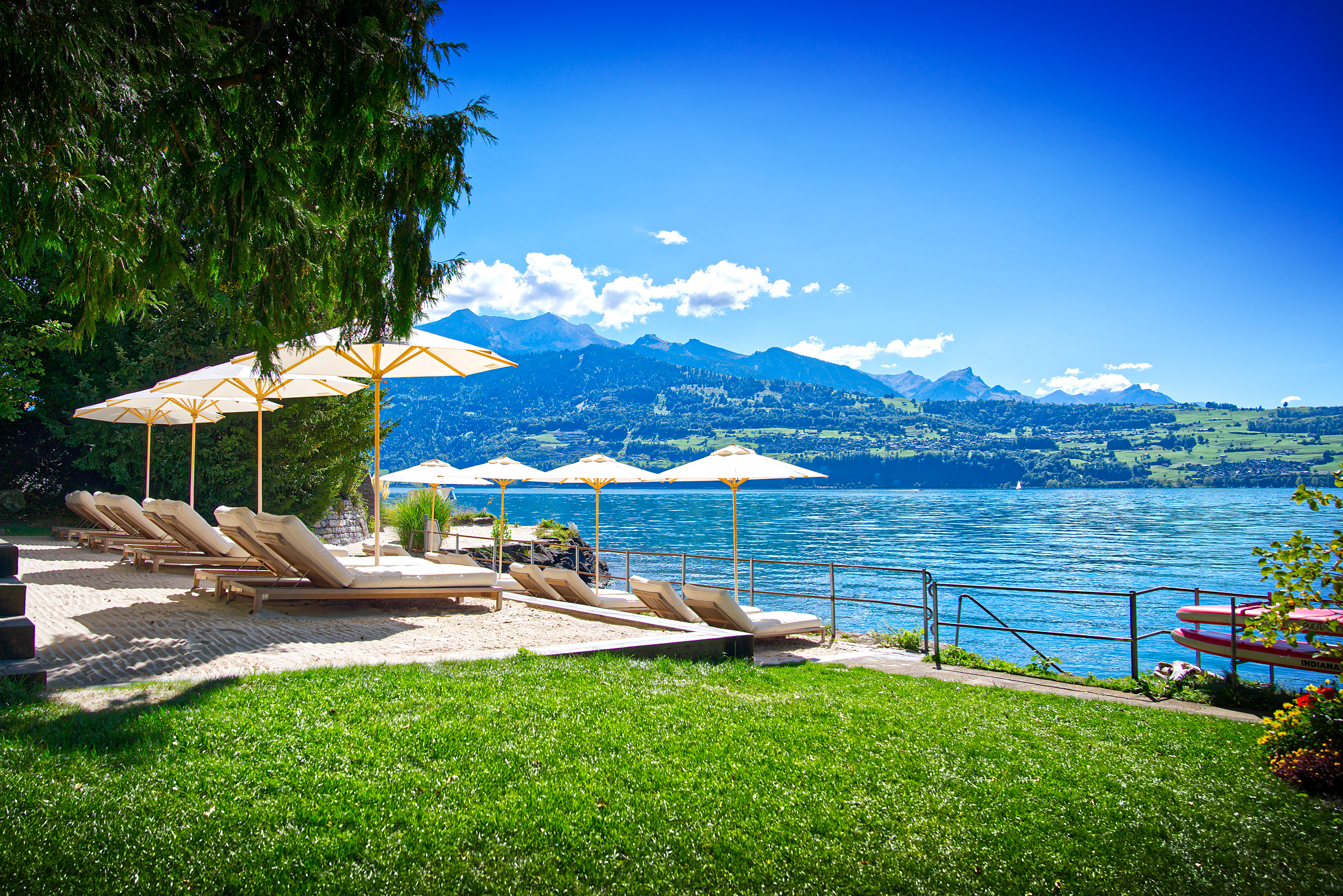Der wunderschöne Hotelpark direkt am Thunersee gelegen inklusive Sandstrand.