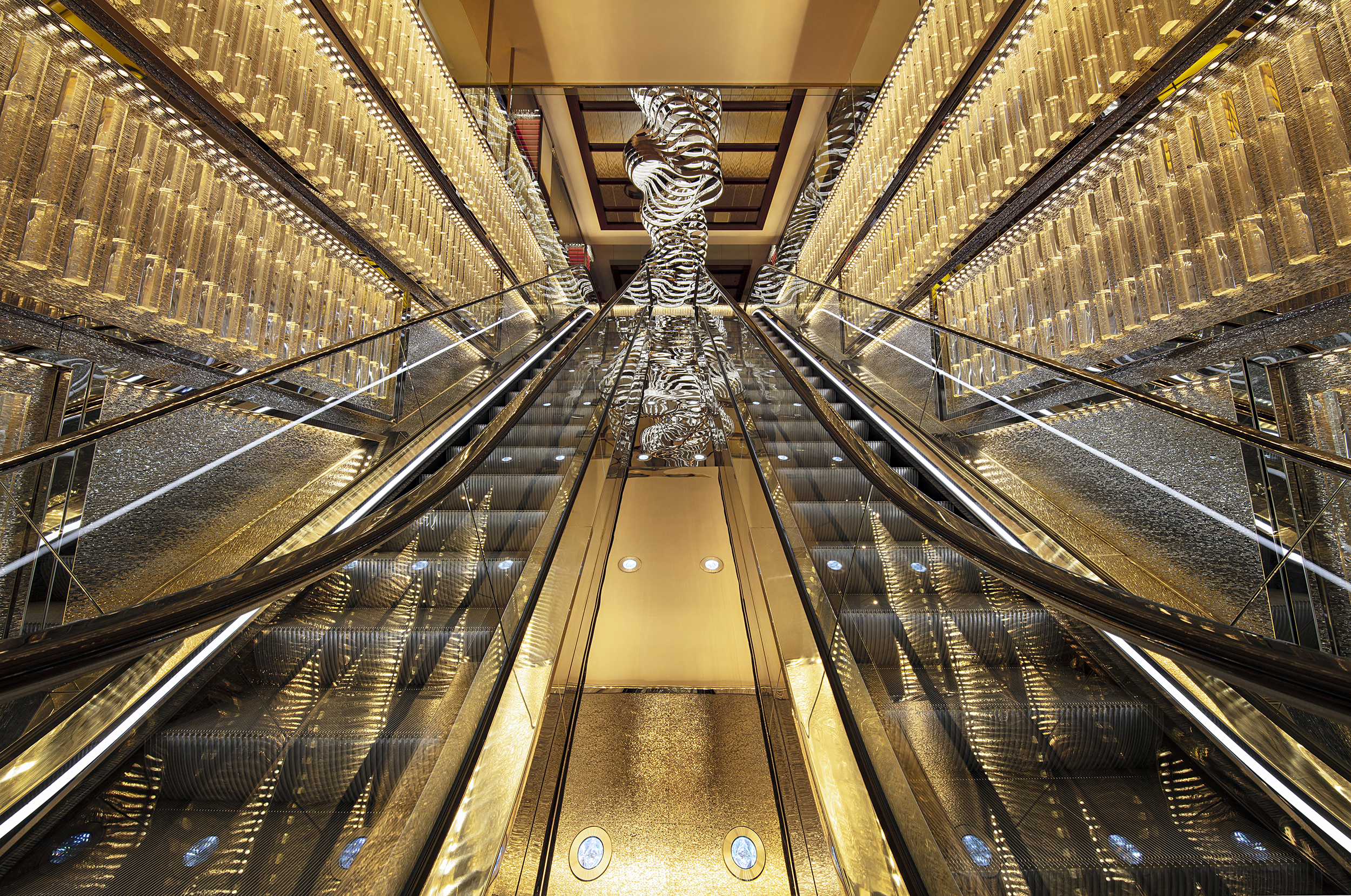 Glanz und Glamour wie in den bekannten Casinos in Las Vegas: Täglich ab elf Uhr öffnet das mitten in der Limmatstadt gelegene Casino.