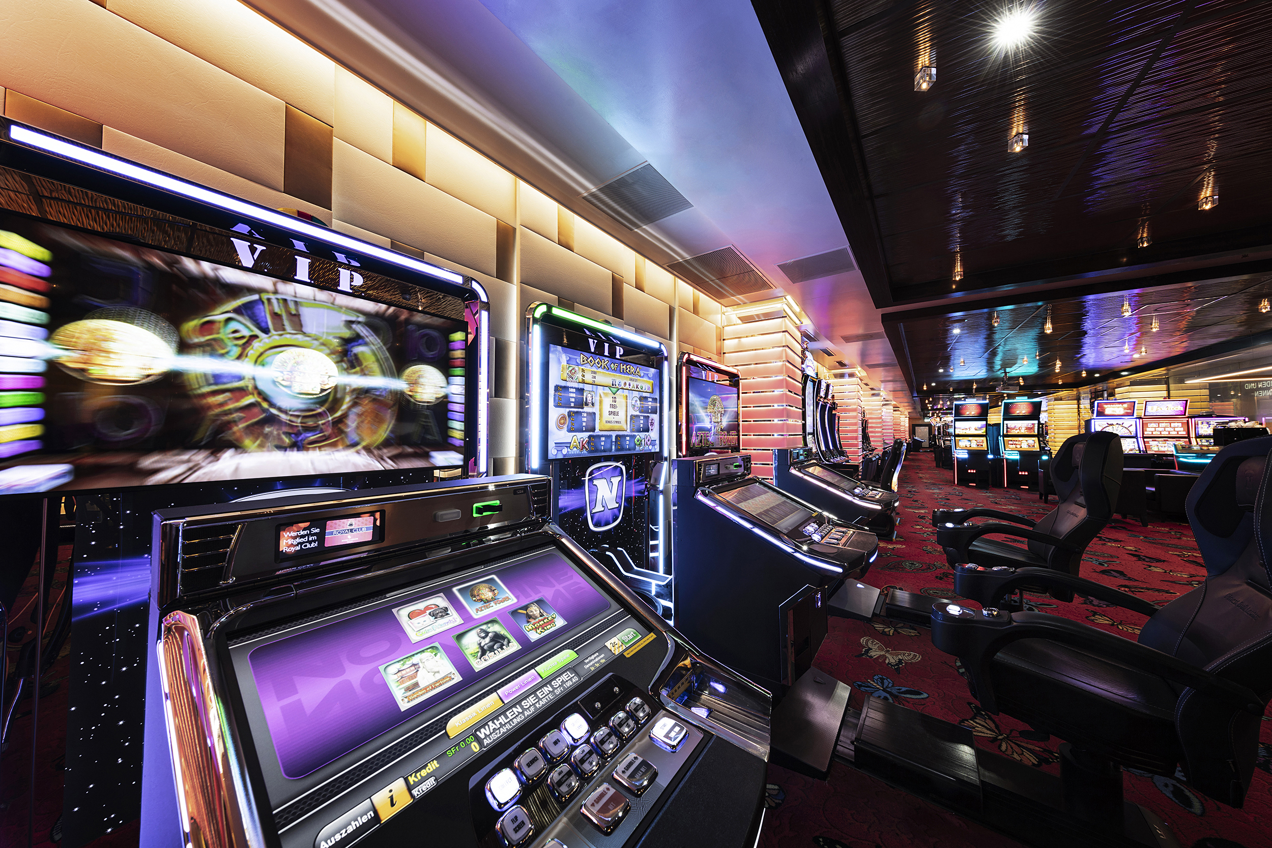 Unterhaltung auf höchstem Niveau: Anregende Tischspiele und eine grosse Auswahl an Spielautomaten sorgen für abwechslungsreiche Stunden im Casino Zürich.