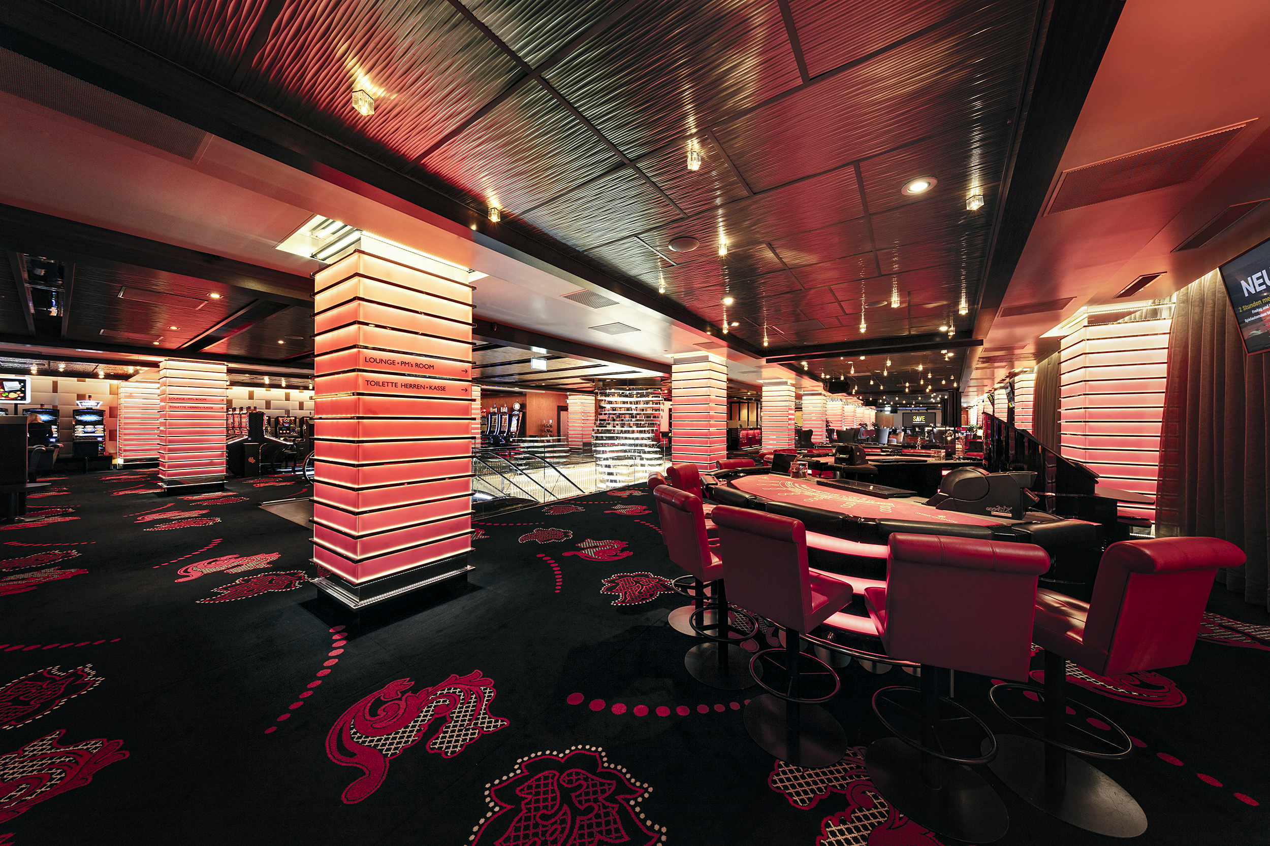 Amerikanisches Roulette, Black Jack, Poker oder Punto Banco: An den diversen Spieltischen kann bis tief in die Nacht gespielt werden. Dabei verbindet das Casino Spannung und Vergnügen mit herzlicher Gastfreundschaft.   