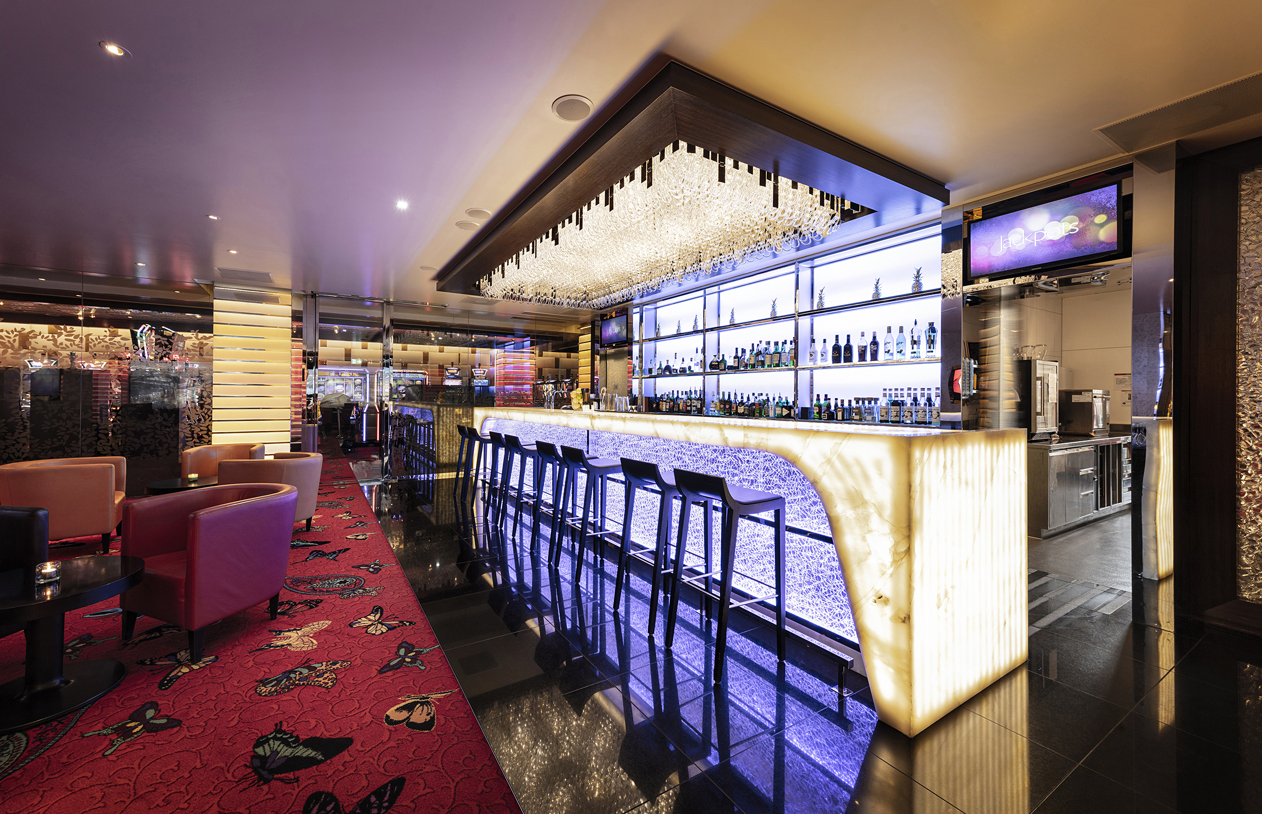 In den ersten zehn Jahren seit Bestehen des Casinos Zürich hat sich die Gastronomie verändert. Heute steht das Spiel im Zentrum, während sich die Besuchenden an den vier Bars und in der Lounge mit klassischen und ausgefallenen Drinks und köstlichem Fingerfood verwöhnen lassen.   