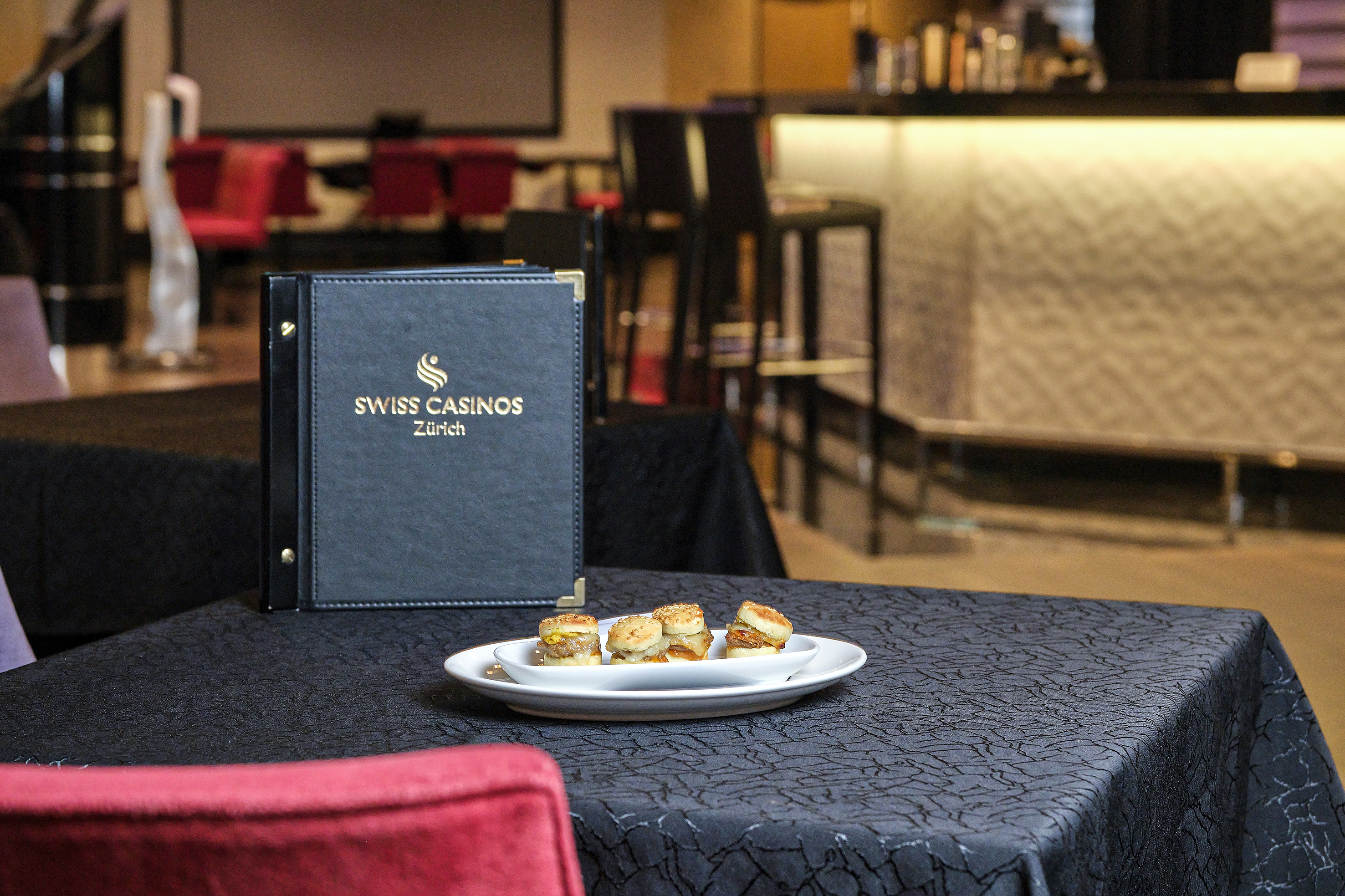 Eine kleine Snackkarte mit erlesenen Köstlichkeiten findet sich im gesamten Casino. Salzhaltige vegetarische und fleischhaltige Delikatessen sowie süsse Leckereien werden sowohl im Bar- wie auch im Spielbereich serviert.