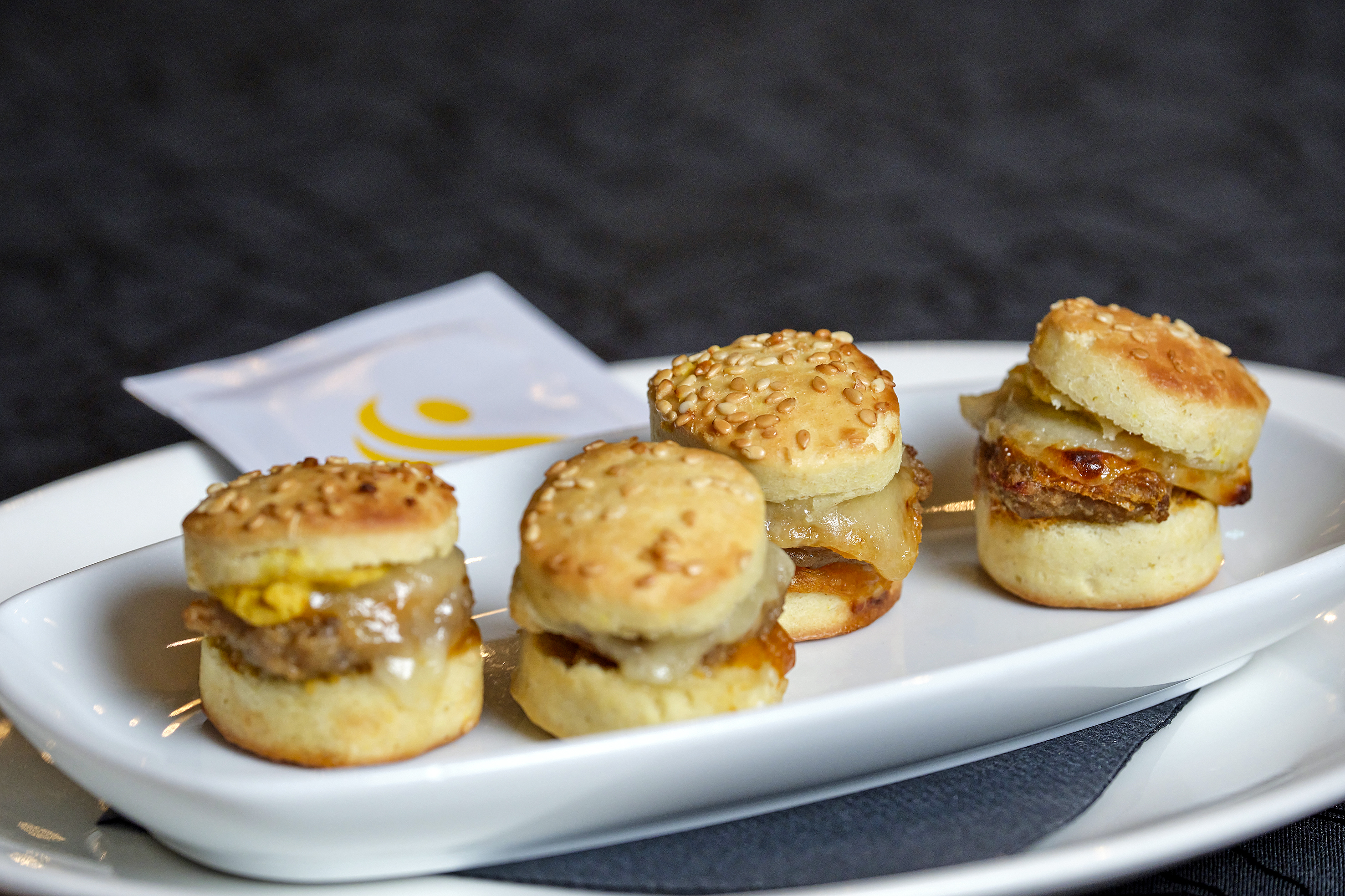 Sorgen für einen besonderen Wow-Effekt: Die Mini Burger der Firma Delico AG, mit viel Liebe zum Detail einzeln und aus feinstem Schweizer Fleisch zusammengesetzt.