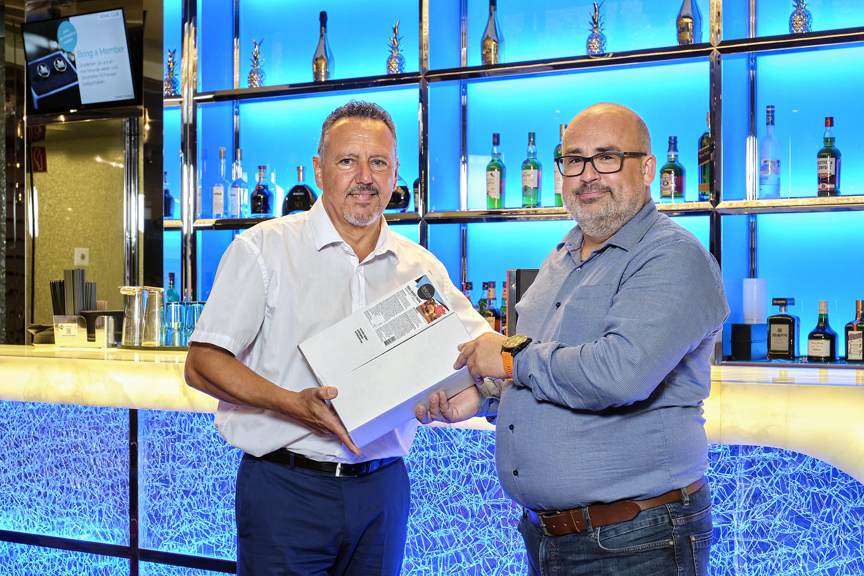 Einmal wöchentlich beliefert die Firma Gmür (links Verkaufsberater Alexander Goetze) das Casino Zürich mit den gewünschten Produkten. «Da wir nur begrenzte Lagerkapazitäten haben und unser Foodgeschäft schwierig planbar ist, ist es für uns wertvoll, kurzfristig nachbestellen zu können», erklärt Ronny Anke vom Casino Zürich.