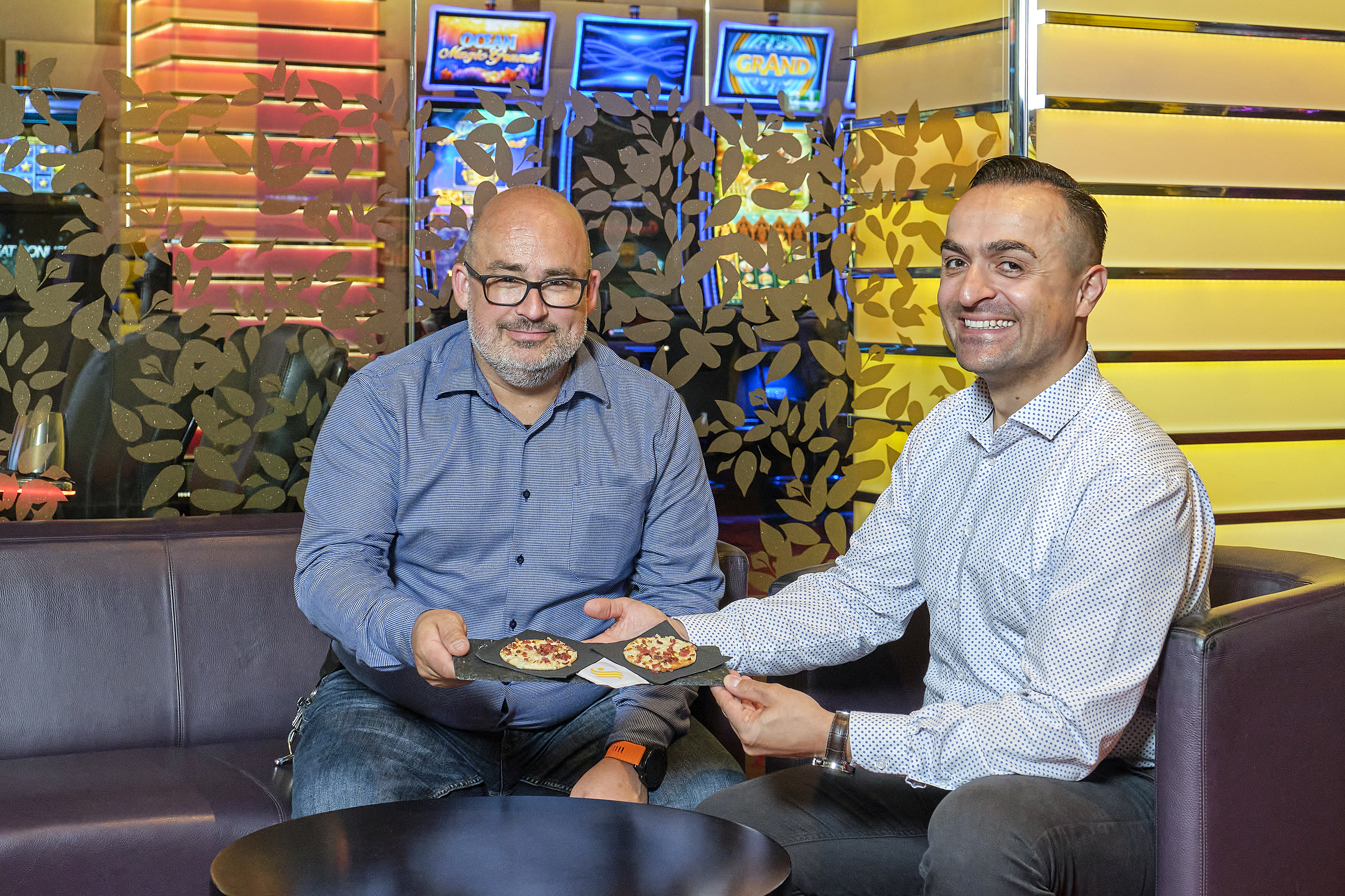Individuell auf die Wünsche und Bedürfnisse der Kunden einzugehen, ist der Delico AG wichtig. So präsentierte Key Account Manager Donato Capuano (rechts) seinem Kunden Ronny Anke vom Casino Zürich weitere passende Snacks der Marke Delicool (im Bild die Mini Flammkuchen).