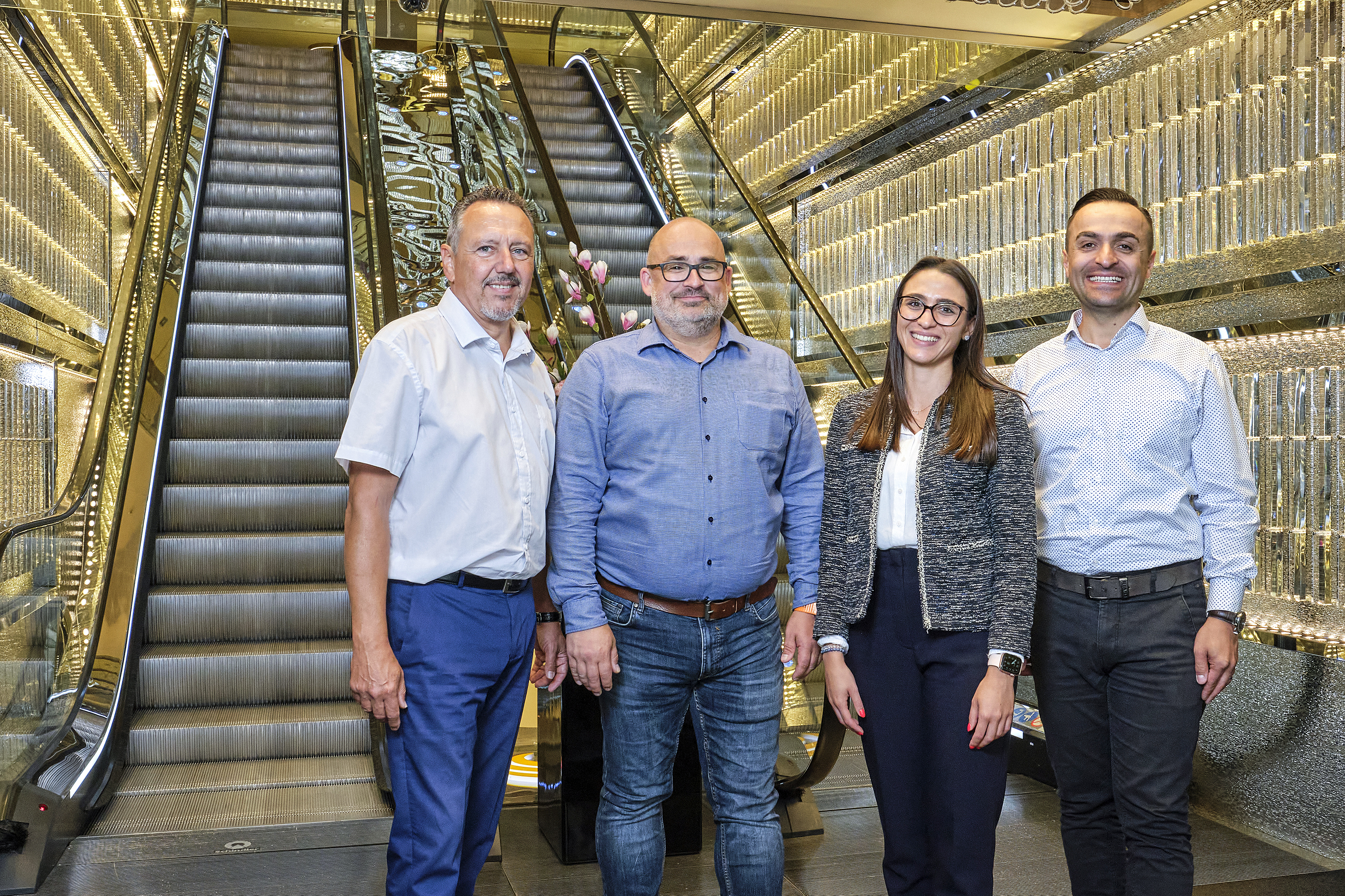Drei Unternehmungen, eine erfolgreiche Zusammenarbeit: Larissa Lanzilotto und Donato Capuano von der Firma Delico AG (rechts) mit Verkaufsberater Alexander Goetze von der Firma Gmür AG (ganz links) und ihrem gemeinsamen Kunden Ronny Anke vom Casino Zürich.