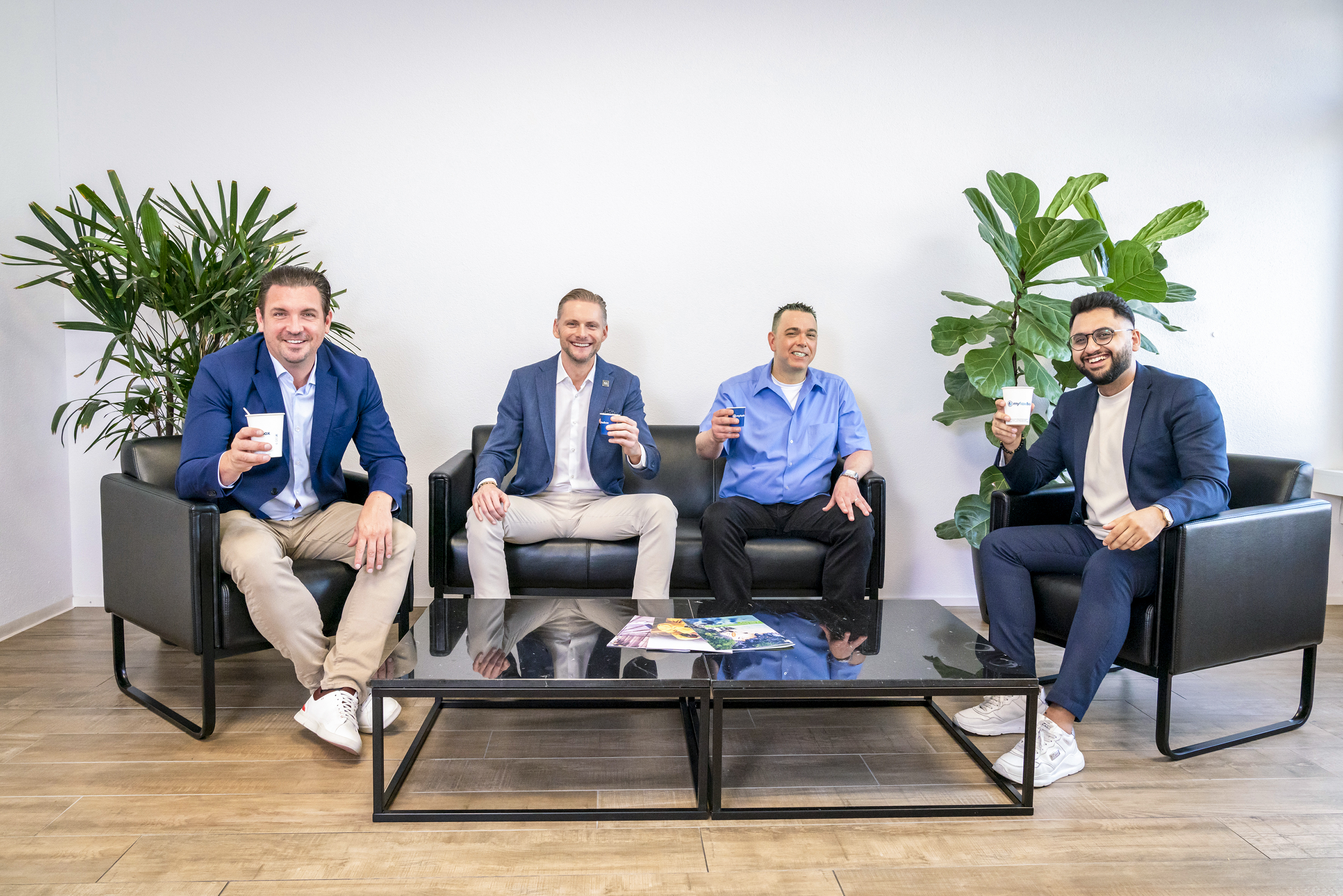 Sorgen gemeinsam für beste Kaffeequalität in den Pausenzonen: Daniel Nussbaumer, Executive Director Vantage Education Group, Sascha Furrer, Leiter Verkauf Ost Cafina AG, Daniel Brügger, Gebietsverkaufsleiter Zürich Cafina AG, Medi Aslan, Geschäftsführer BVS Buchverlag und Service AG (v.l.)