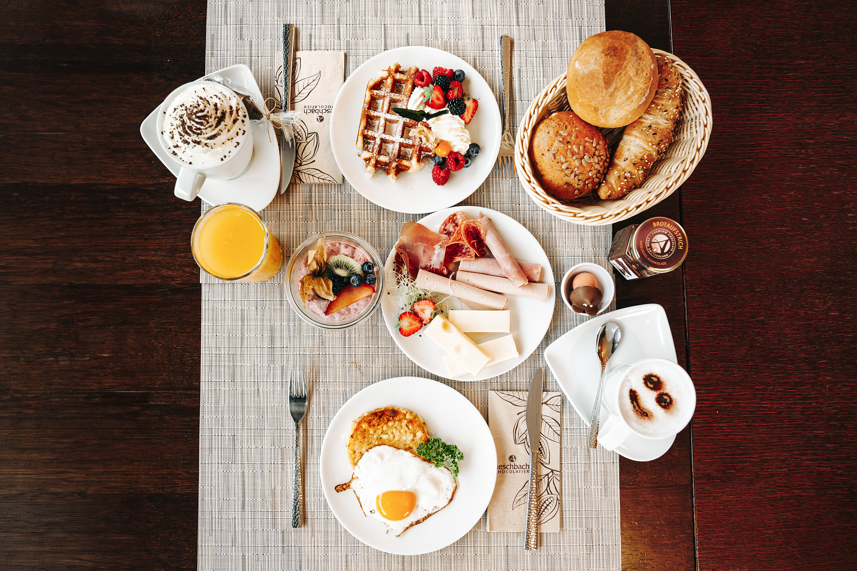 Rontaler z’Morge oder ChocoBrunch: Im ChocoCafé kann man mit knusprigen Gipfeli, Rührei und hausgemachtem Granola in den Tag starten – immer in süsser Begleitung von Praliné und vielen Kaffeespezialitäten.