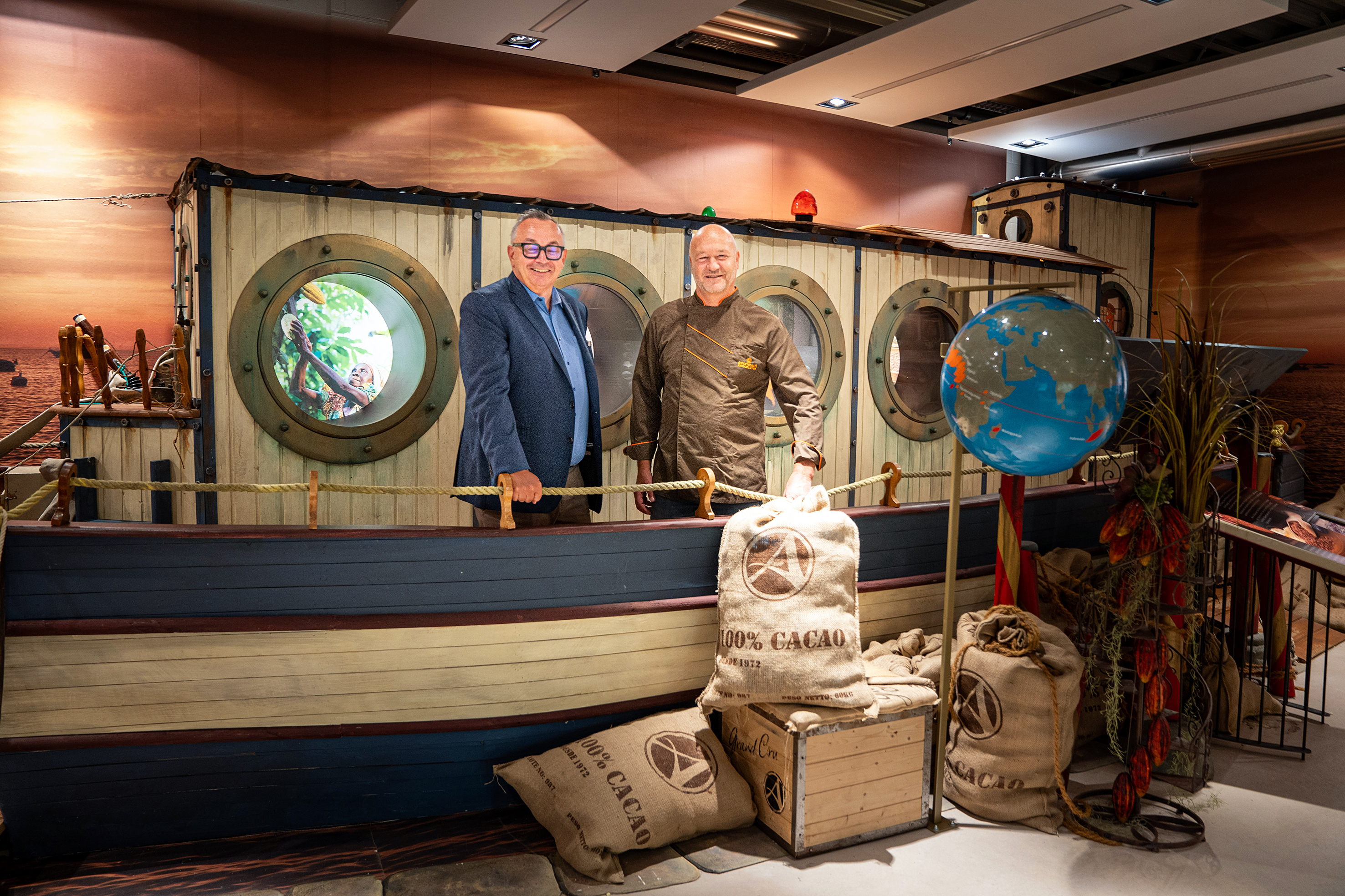 Ein Café, das 363 Tage im Jahr geöffnet hat, braucht starke Kaffeepartner an seiner Seite: Roger van de Giessen (l), Gebietsverkaufsleiter von Franke Coffee Systems, und Markus Aeschbach, Geschäftsführer von Aeschbach Chocolatier, arbeiten gut zusammen.