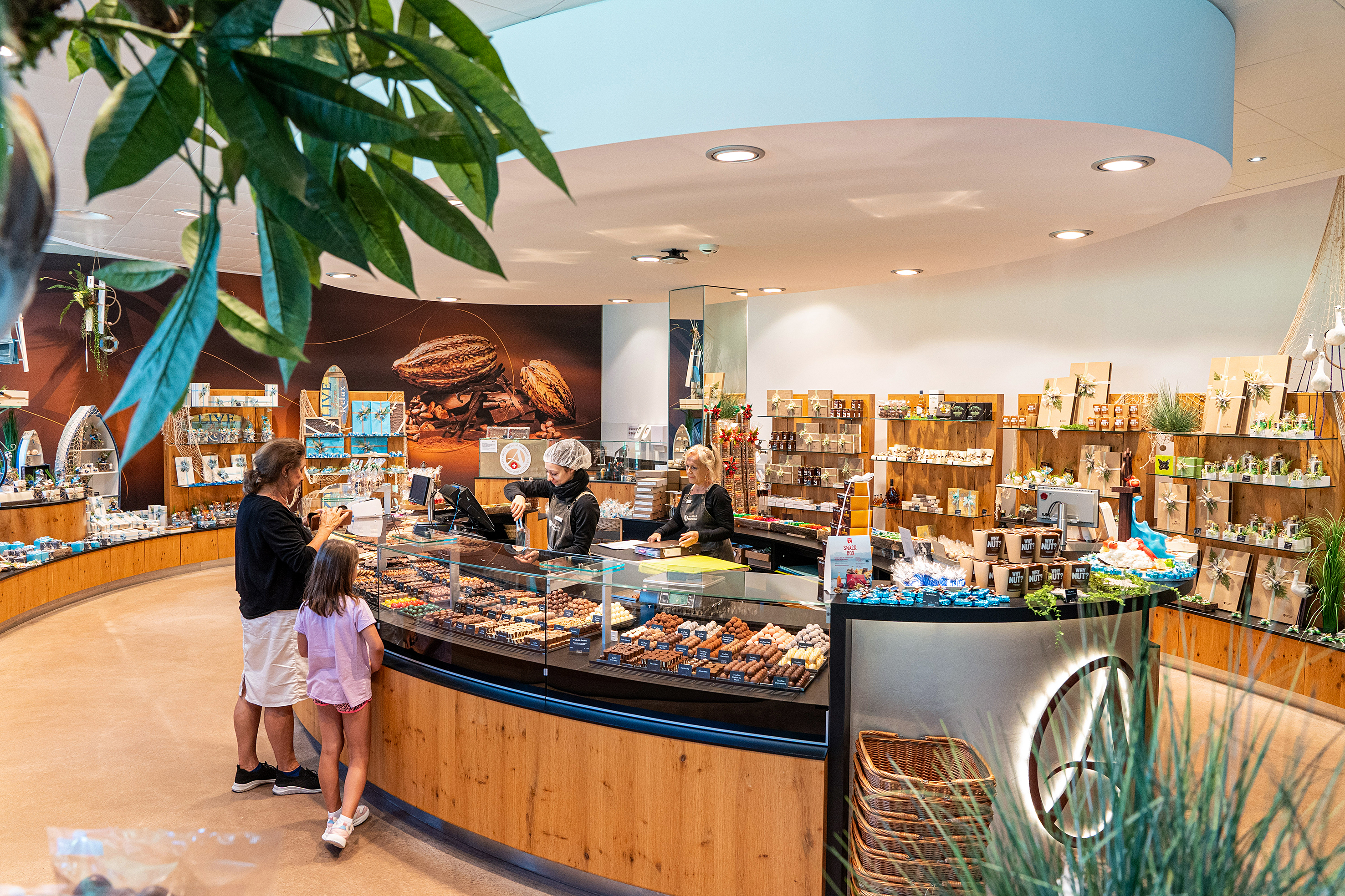 Aeschbach Chocolatier tritt selten unter eigenem Namen auf – ausser in seinen drei Läden, die gleichzeitig Marktforschungsstationen sind, weil dort der Geschmack der Endkonsumentinnen und -konsumenten abgeholt werden kann.