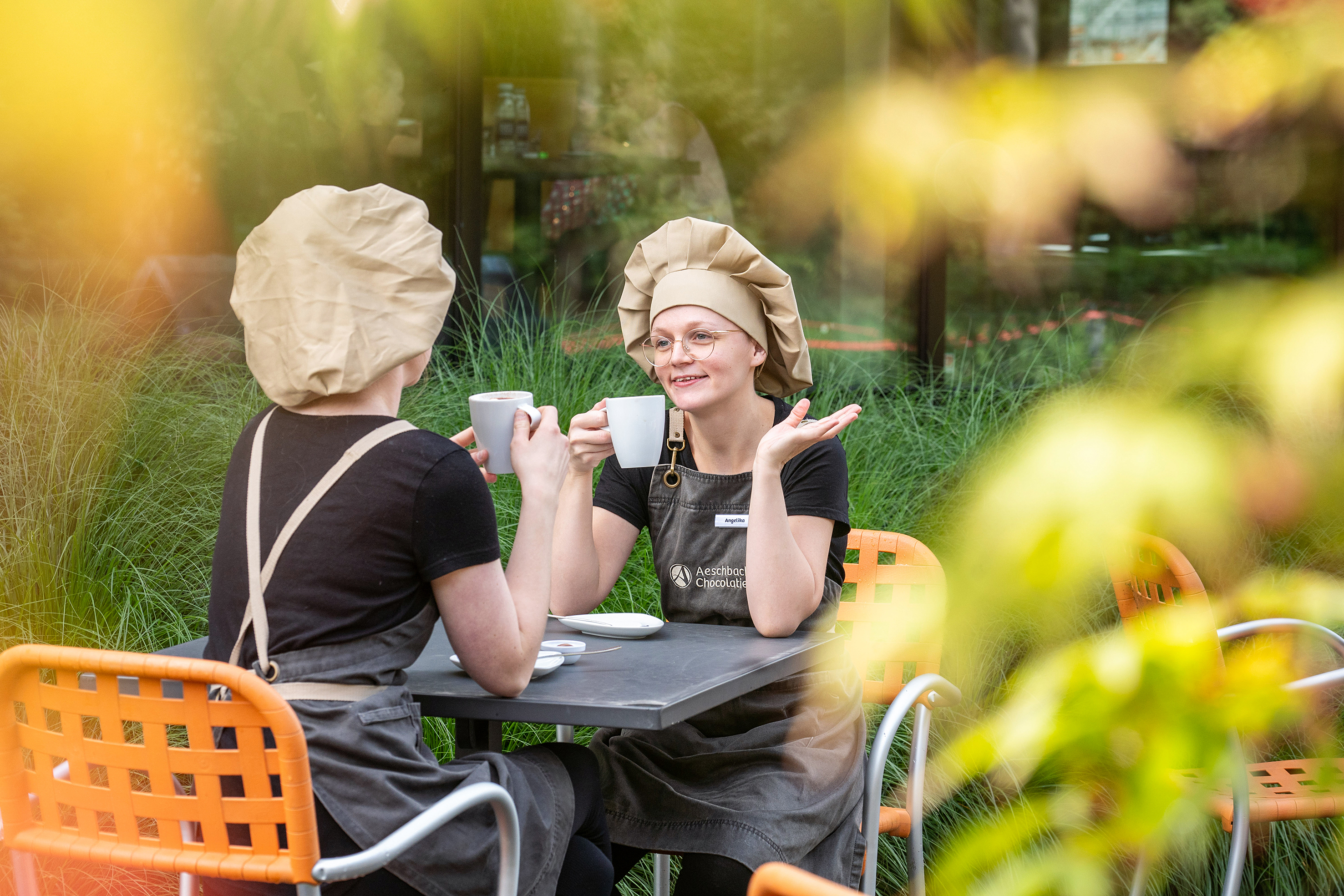Aeschbach Chocolatier produziert individuelle Schokolade nach Mass – damit alles reibungslos funktioniert, sind täglich bis zu 130 Mitarbeitende im Einsatz. Eine Pause bei einem feinen Kaffee sei auch ihnen vergönnt.