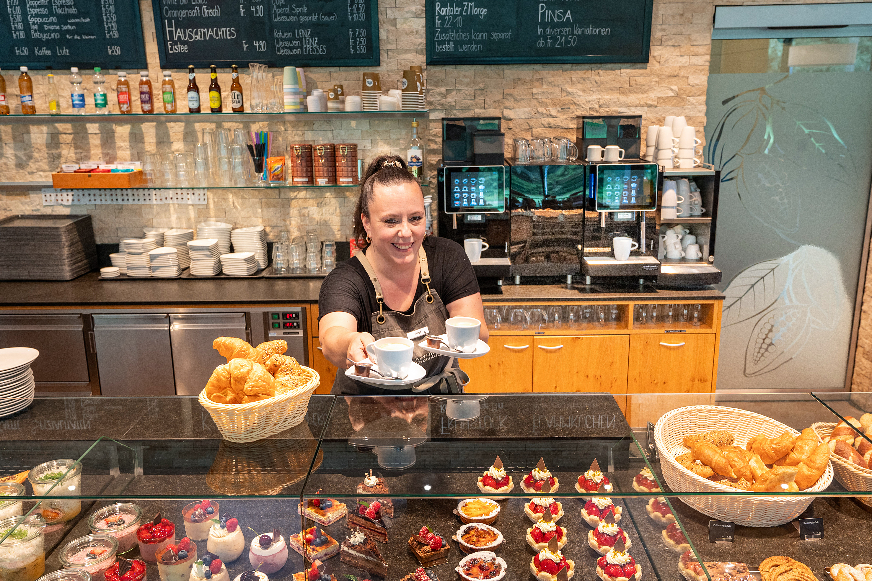 Kaffee auf Knopfdruck: Espresso, Latte Macchiato, Milchkaffee oder Cappuccino. Die A800 FoamMaster ist ein Multitasking-Profi mit einer Kapazität von bis zu 250 Tassen pro Tag, der sich hinter der schicken Theke bestens bewährt.