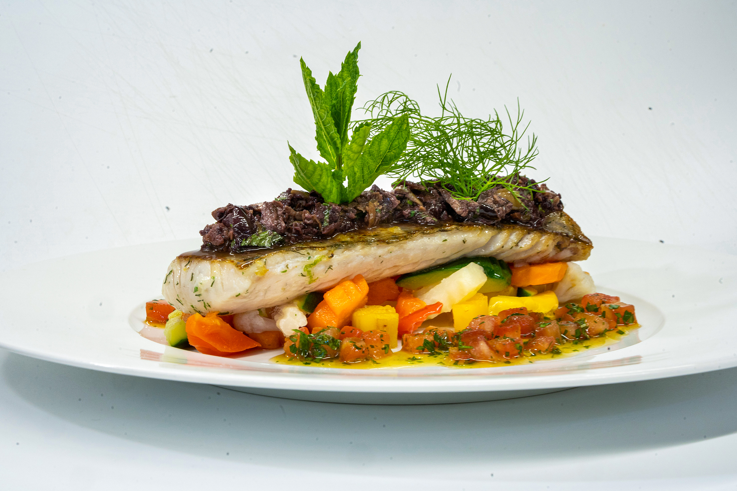 Mit viel Können und Wissen drapiert Küchenchef Stefano Peng Lachs und Beilagen auf die Teller.