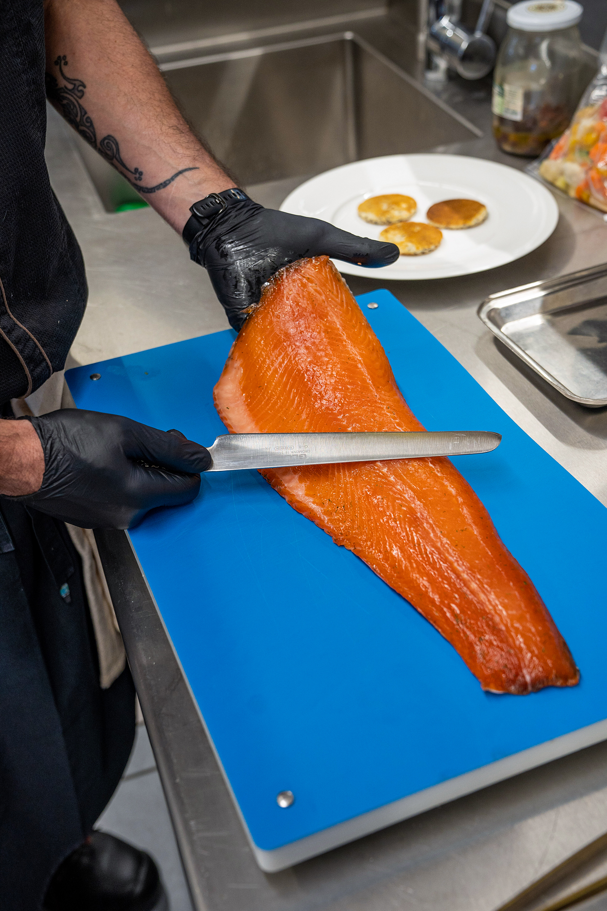 Vor allem in Kombination mit Blinis ist der Lachs im Albergo Losone bei den Gästen beliebt.