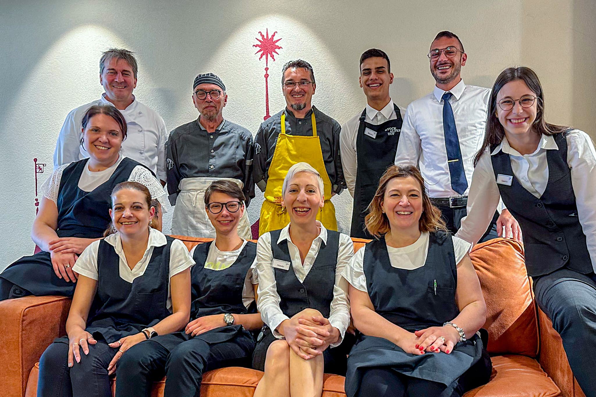 Gute Stimmung in Brig: Mandy Hischier (vorne Mitte) und das Team des Stockalperhofs.