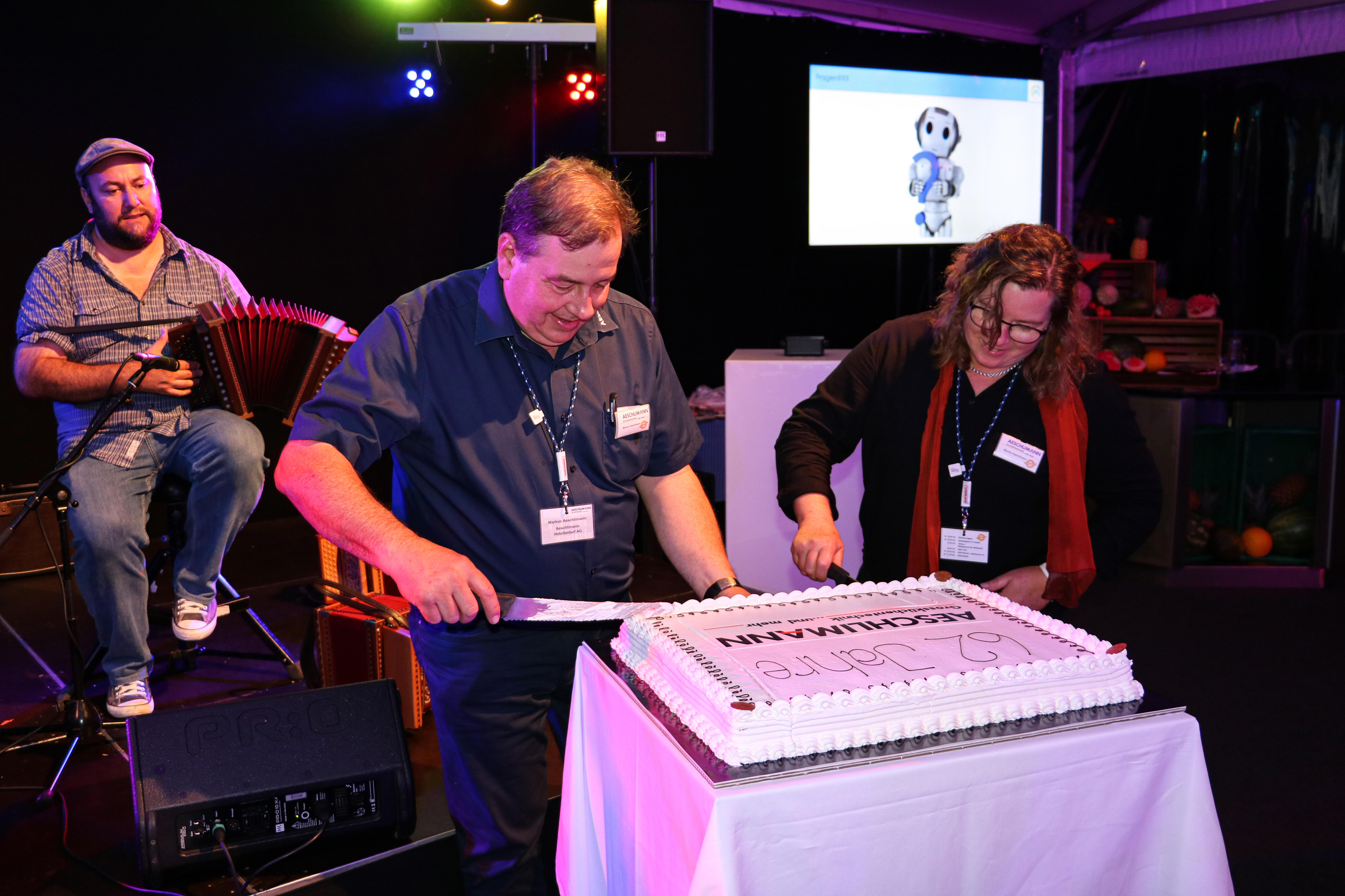 Monika und Markus Aeschlimann beim Anschneiden der Jubiläumstorte.