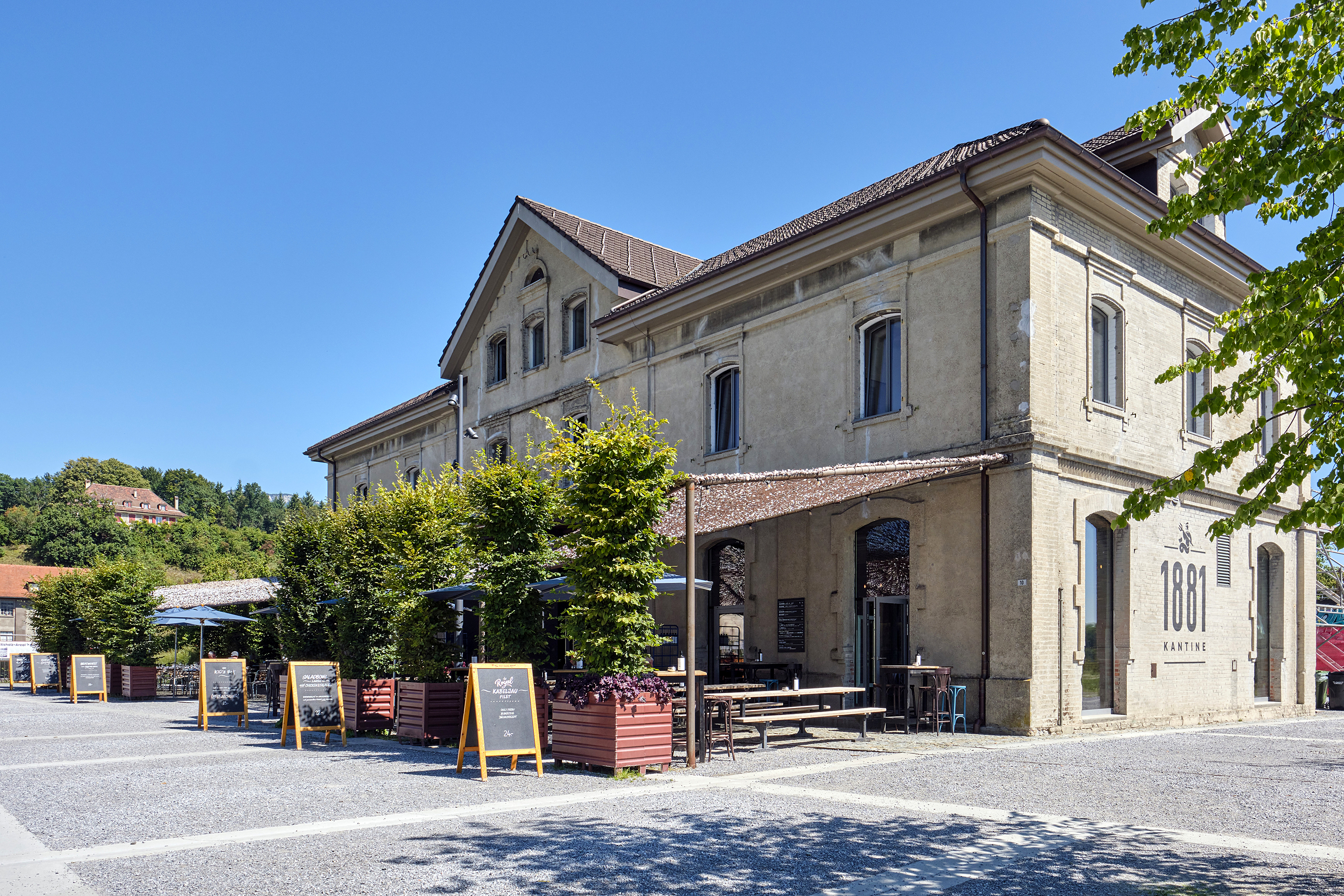 Restaurant, Grill und Lounge: Die 1881 Kantine in Luterbach weiss ihre Gäste auf vielfältige Weise zu überzeugen und sorgt für Kulinarik auf der südlichen Aare-Seite, während sich das einstige Industriegelände nördlich Schritt für Schritt in ein Quartier für Gewerbe und Wohnen verwandelt.