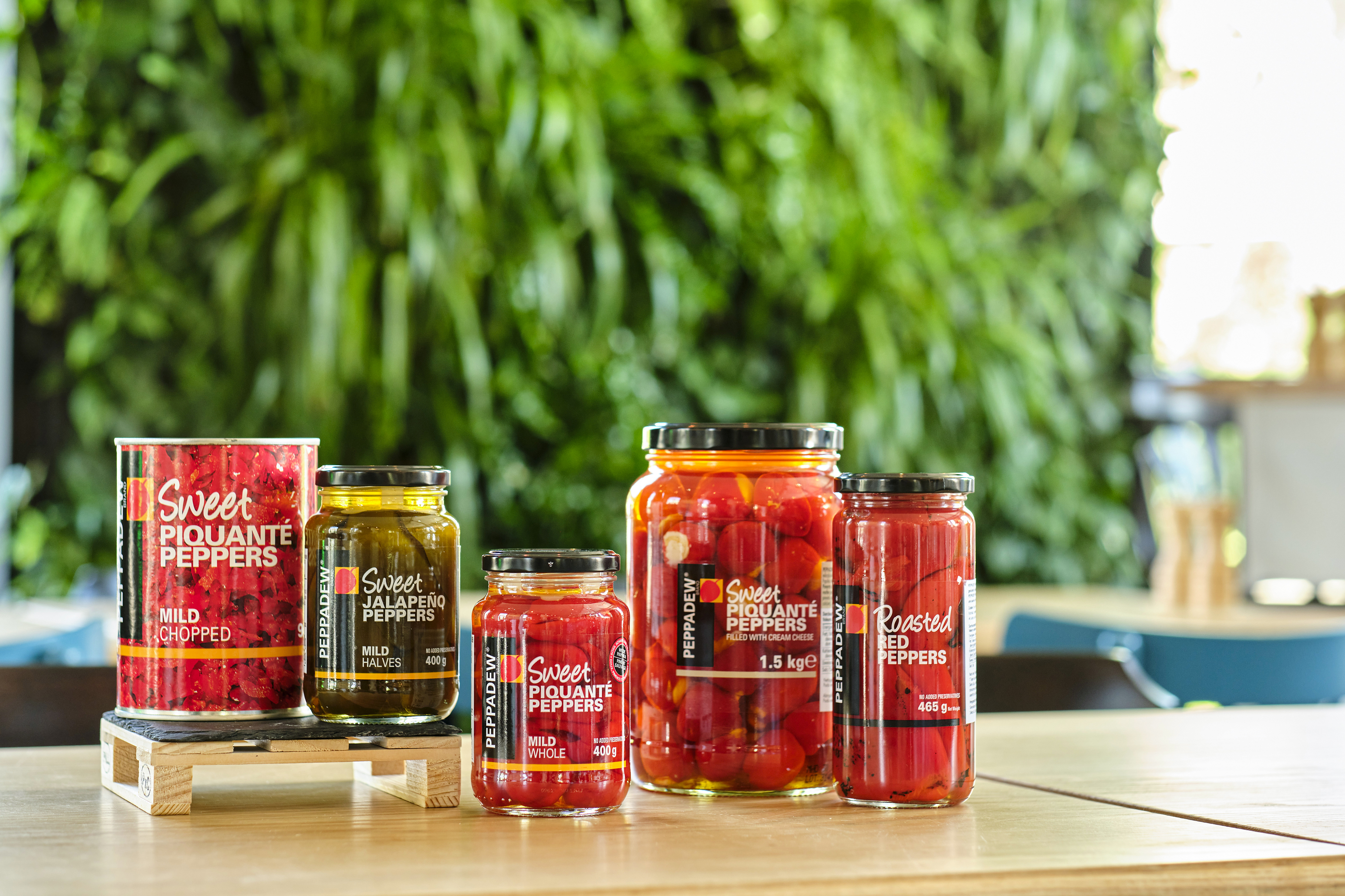 Grosse Auswahl: Das Peppadew-Sortiment mit wilden Paprika – geröstet, geschnitten, gefüllt mit Frischkäse – und milden Jalapenõs.