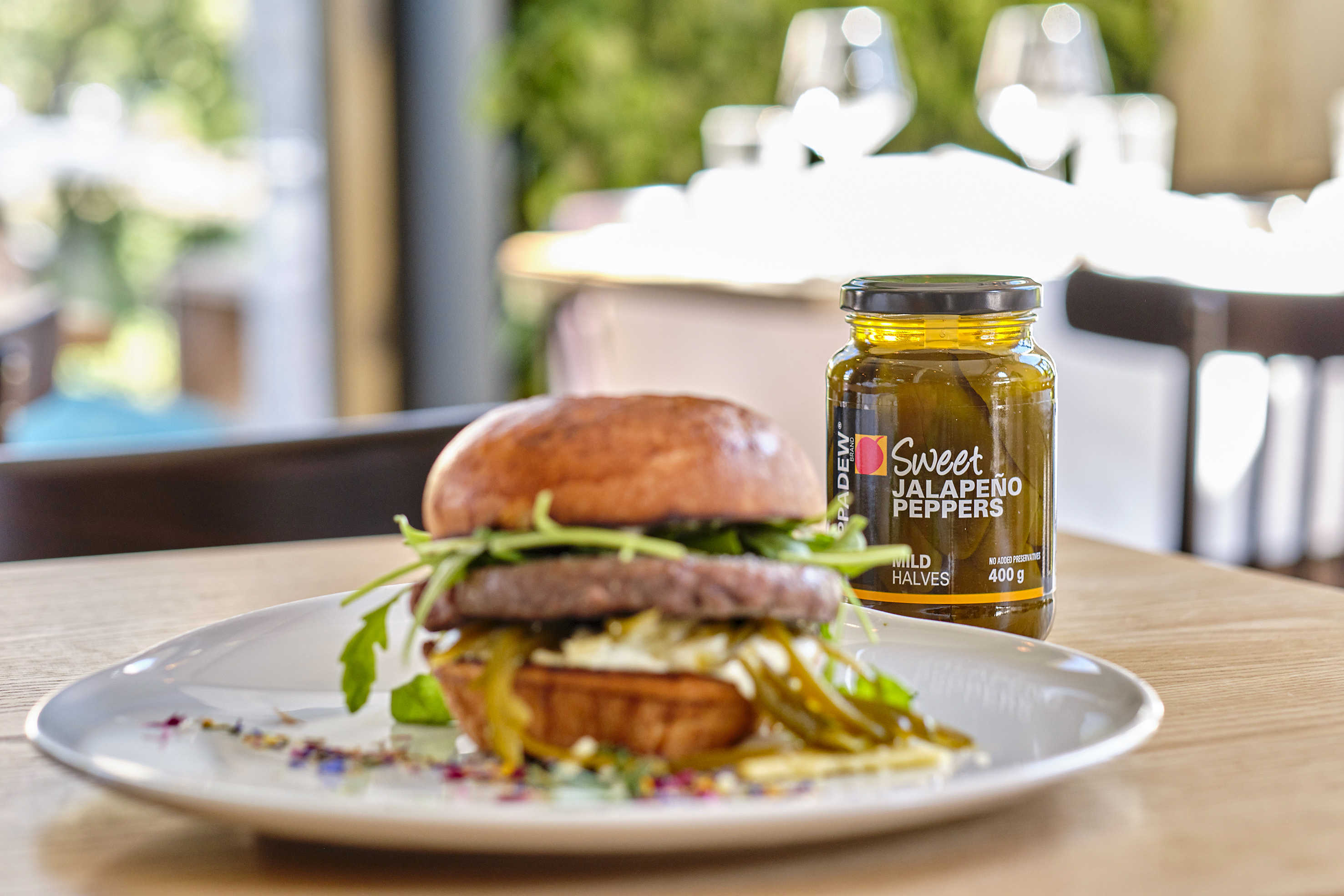 Die Jalapeños sorgen in den Burgern für eine feurige Schärfe.