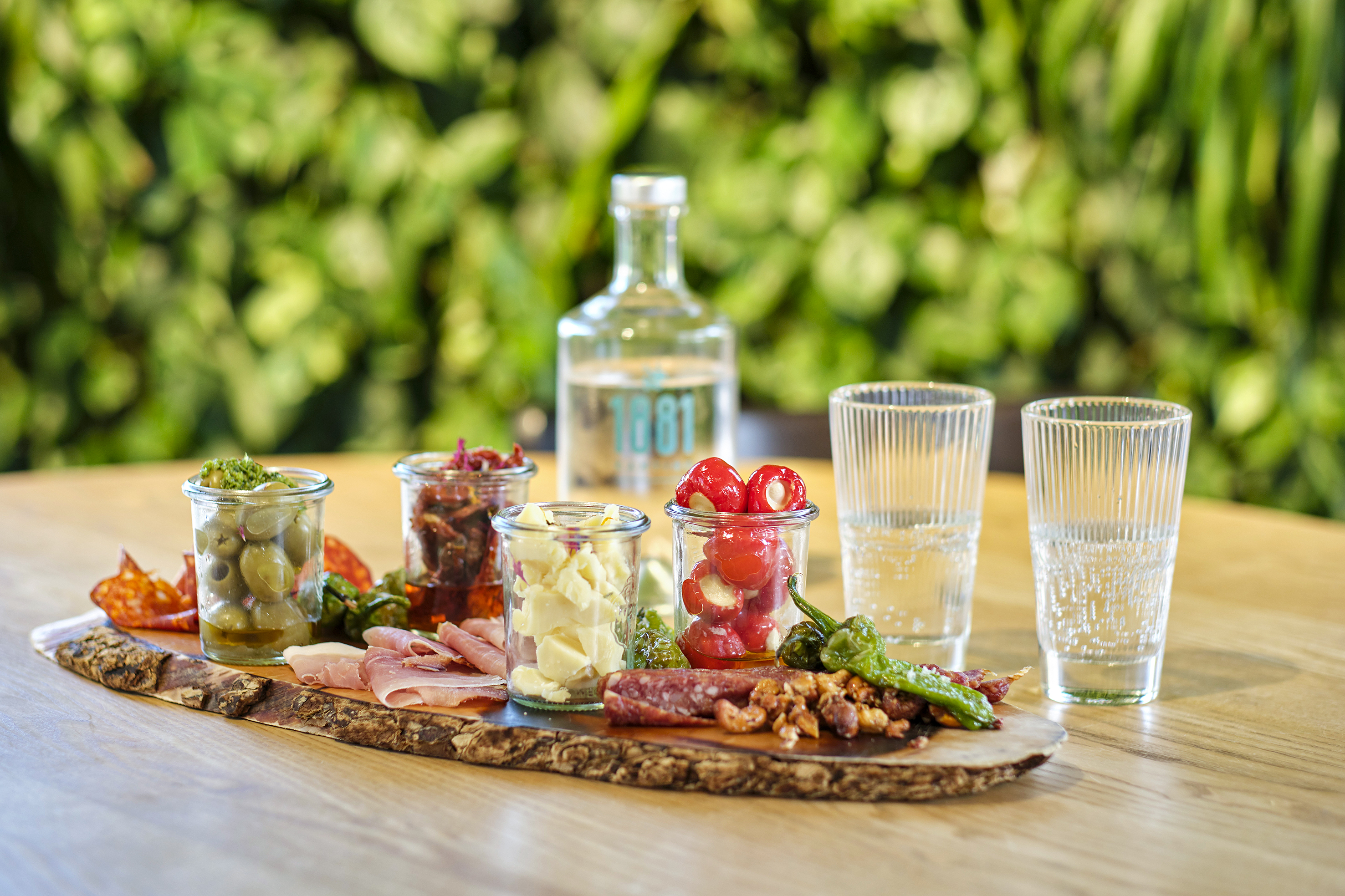 Darf auf dem Apéro-Plättli nicht fehlen: Die wilde Paprika gefüllt mit Frischkäse sorgt mit ihrer feurig-süssen Schärfe für eine besondere Note.