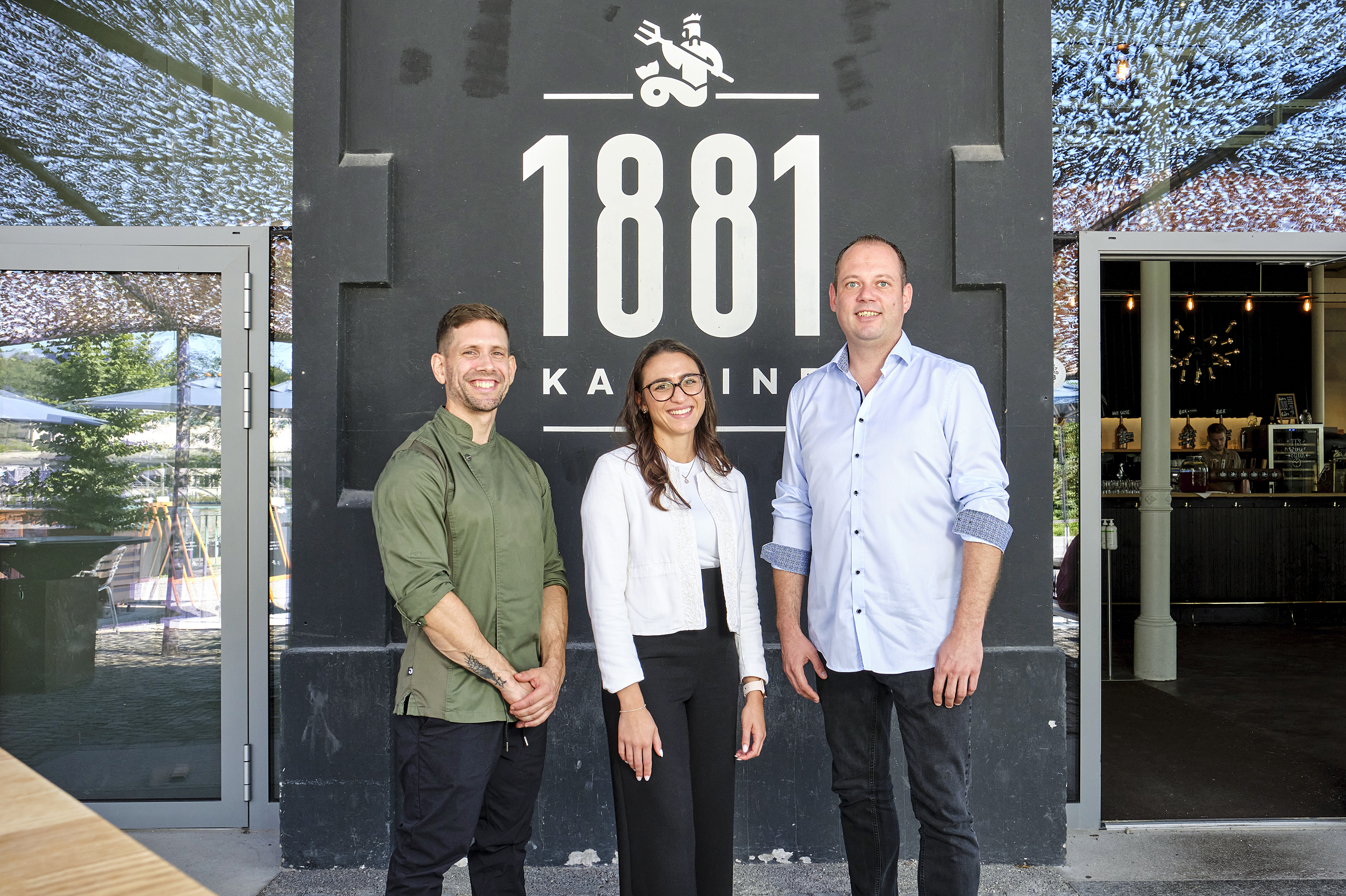 Larissa Lanzilotto freut sich über die gelungenen Rezeptideen mit der feurig-fruchtigen Paprika von Peppadew in der 1881 Kantine, gekonnt umgesetzt vom 1881-Team, allen voran von Küchenchef Alec Steinecker (l.) und Geschäftsführer Christian Selau.