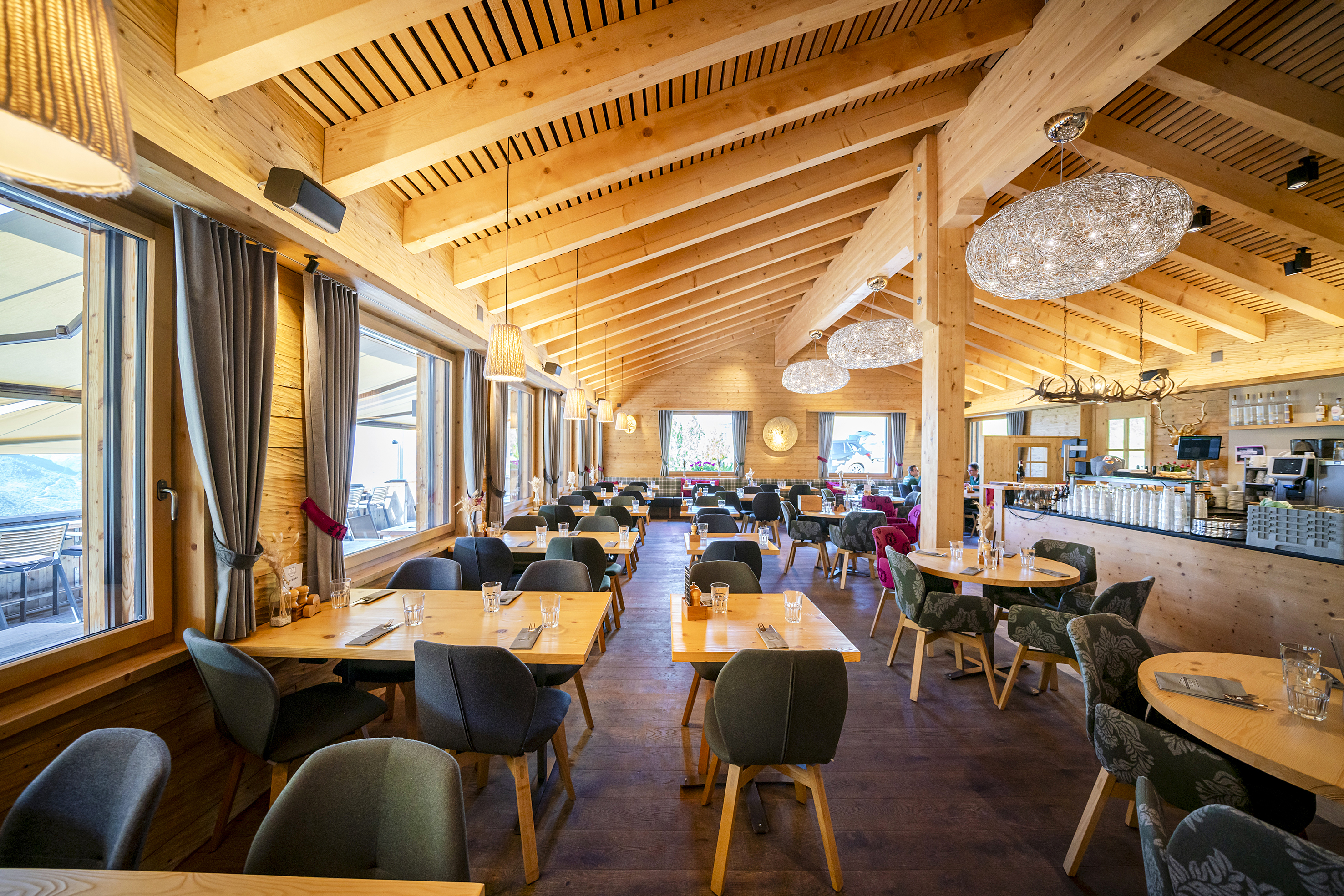 Die Gastgeber nutzten die Erweiterung des Restaurants, um die gesamte Alp-Hittä oberhalb von Andermatt neu zu inszenieren. Sie setzten dabei auf die bewährte Expertise der Gschwend AG Gastro-Bau aus Thun. Das erfahrene Team griff Farben, Formen, Licht und Materialien der umliegenden Bergwelt auf und schuf faszinierende Innenräume.