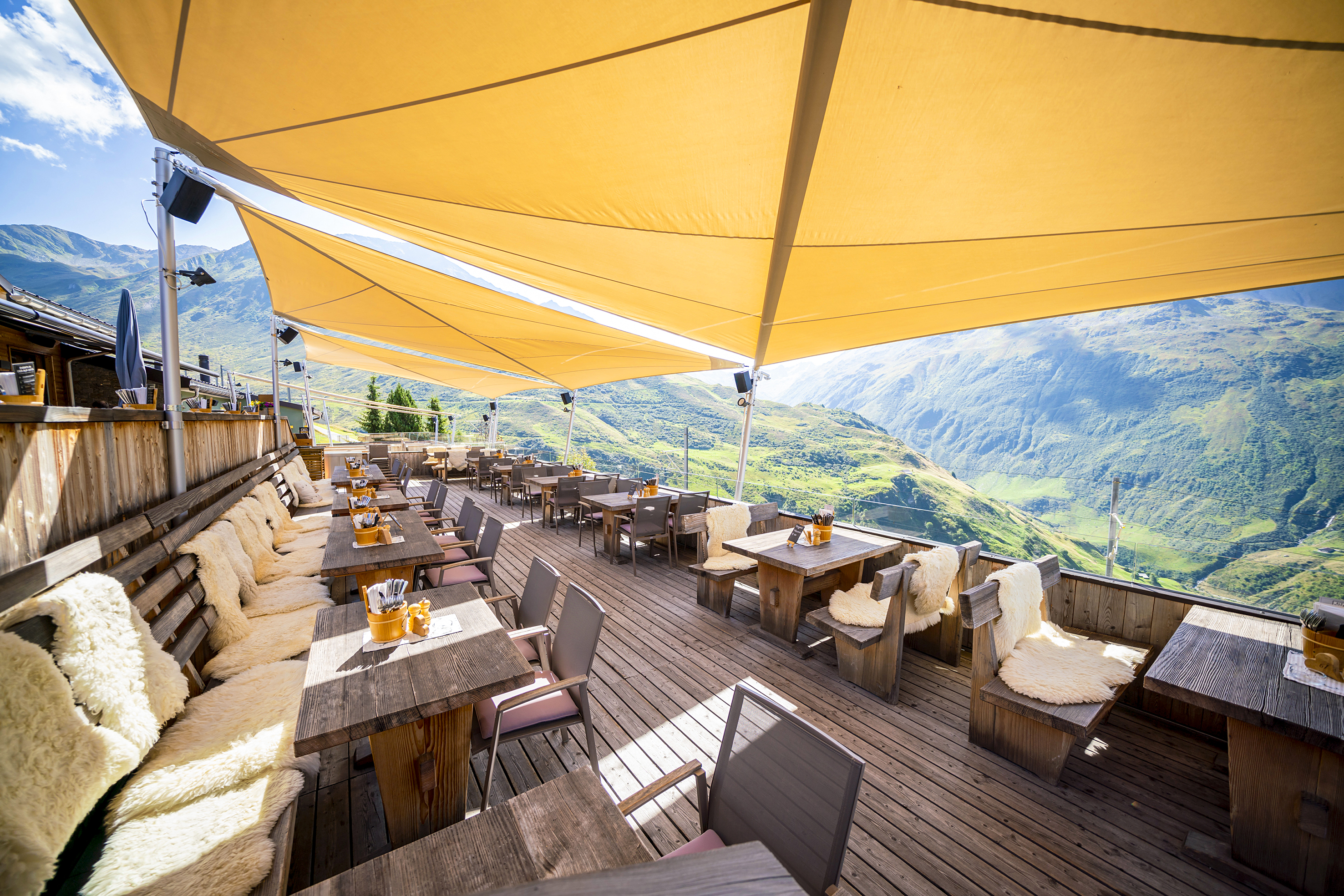 Viel Platz an der Sonne: Die Aussicht von der Sonnenterrasse über Andermatt und ins Urserental ist bestechend. Andermatt gehört zu den zehn sonnigsten Orten der Schweiz.