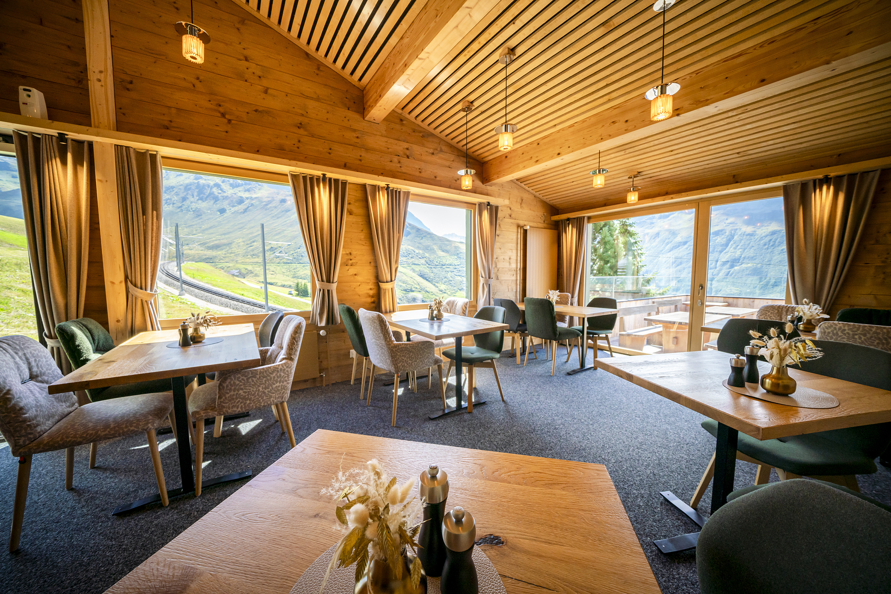 Die Gschwend AG Gastro-Bau baute zunächst den bestehenden Restaurantteil zu einem Stübli (im Bild) und einer Lounge um. Der Neubau sollte die gleiche Handschrift tragen, aber keine Kopie des bereits Realisierten sein.