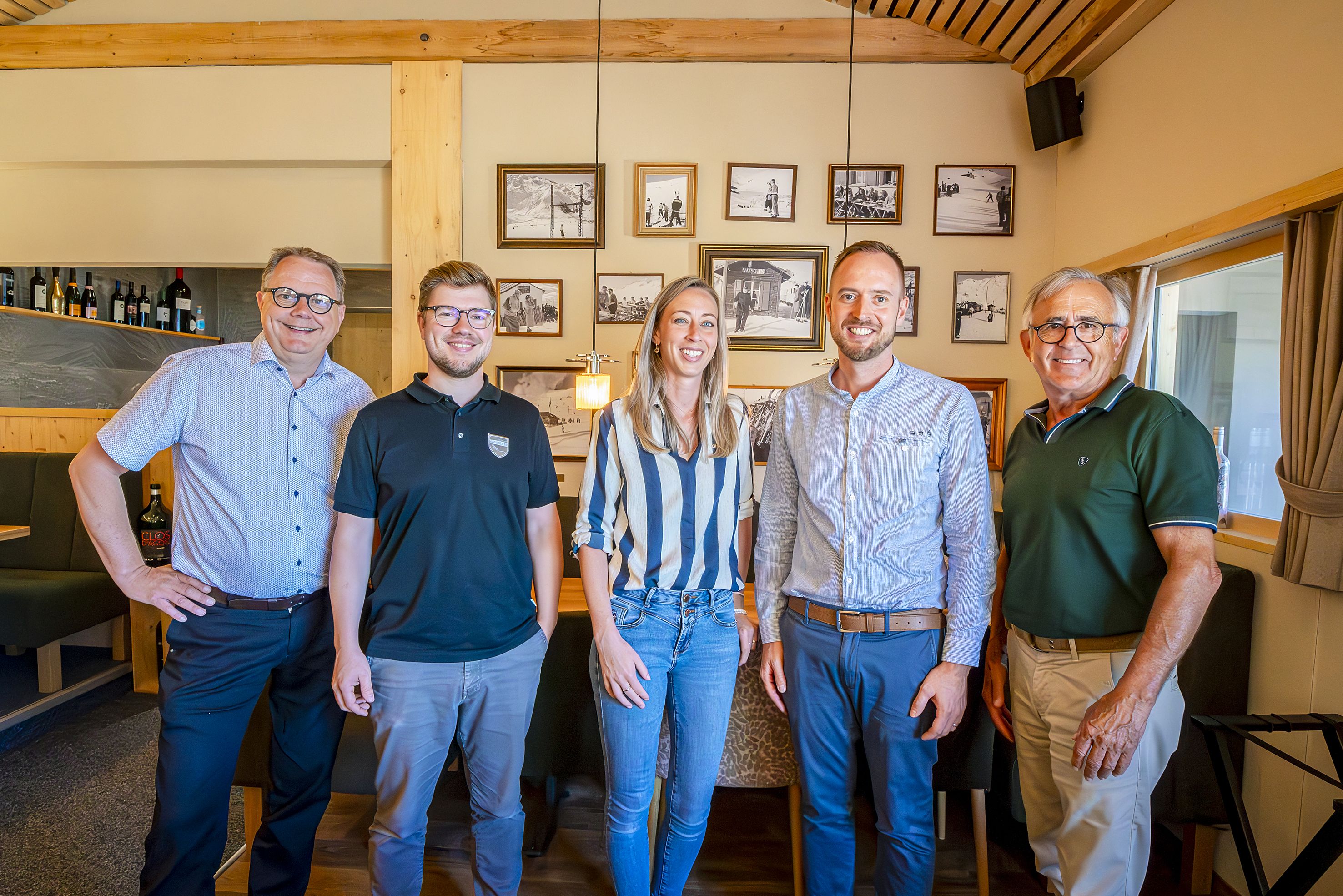 Eine vertrauensvolle Zusammenarbeit und ein Projekt, das beide Seiten begeisterte: In der Mitte die Gastgeber Corinne und Marcel Waser mit Raymond Zürcher und Samuel Zürcher (v.l.) sowie Hans Brönnimann (r.).