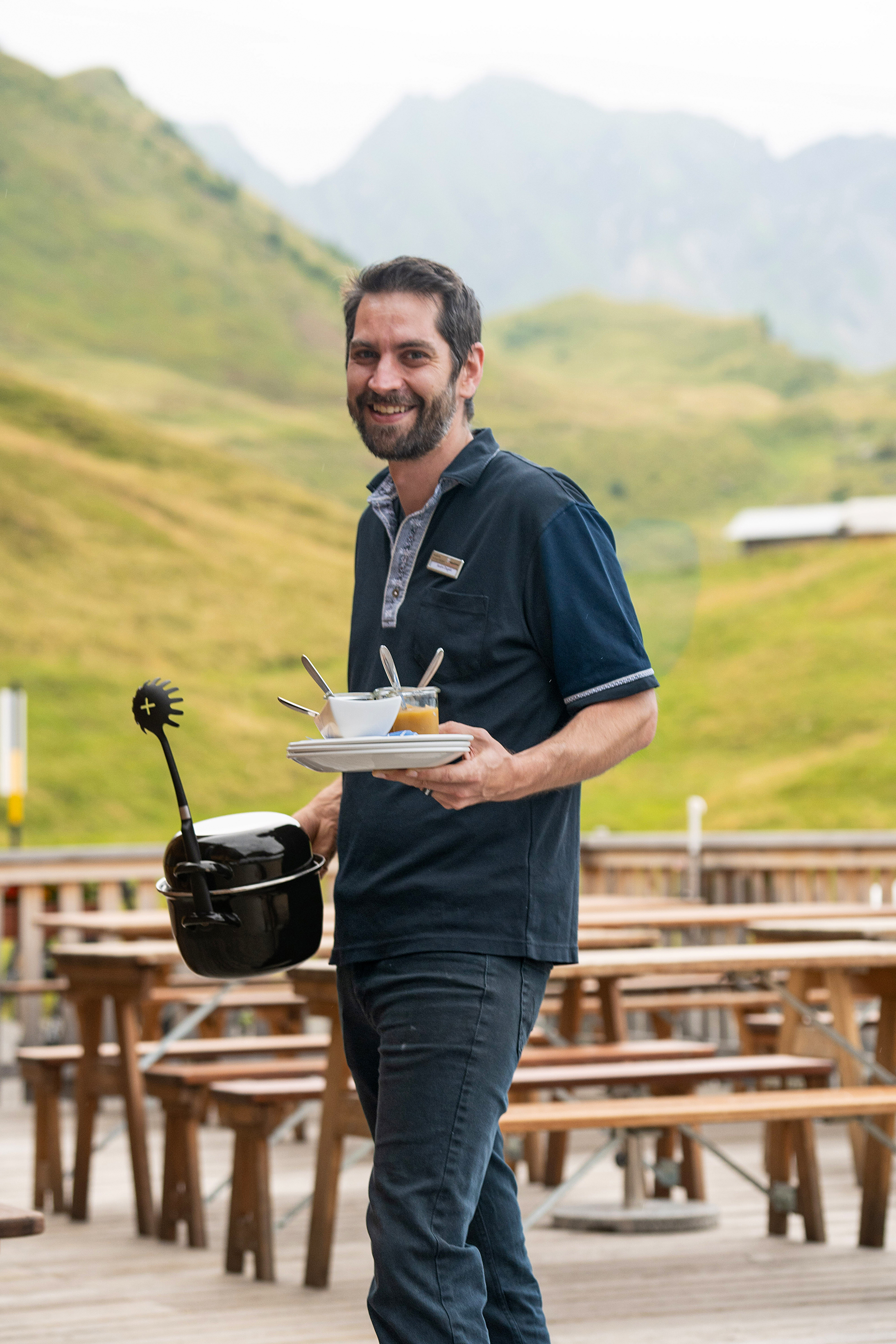 Gastgeber André Degelo serviert den beliebten Familientopf.