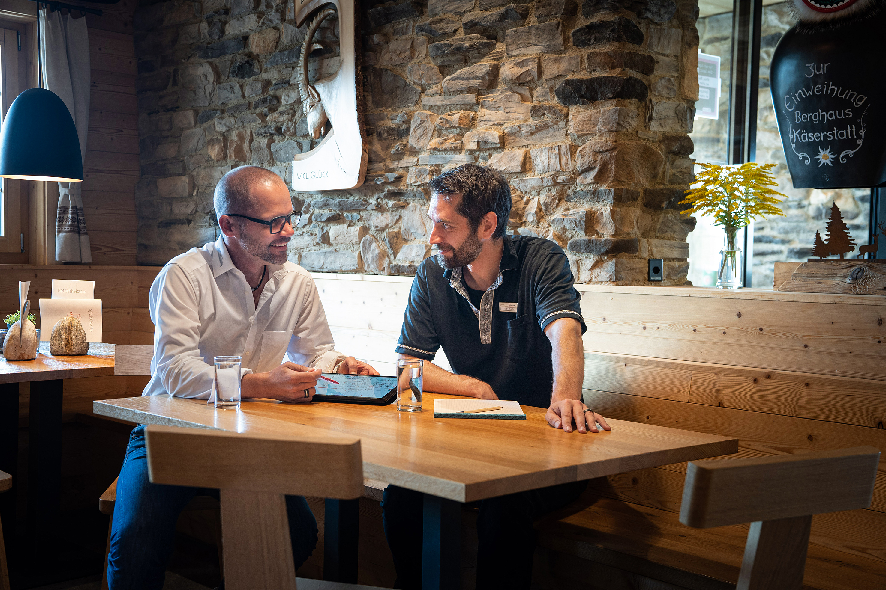 Bei jedem neuen Projekt evaluiert die Hugentobler SchweizerKochsysteme AG gemeinsam mit dem Kunden die Bedürfnisse: Matthias Kyburz, Leitung Konzept und Objektplanung, mit Gastgeber André Degelo im Beratungsgespräch.