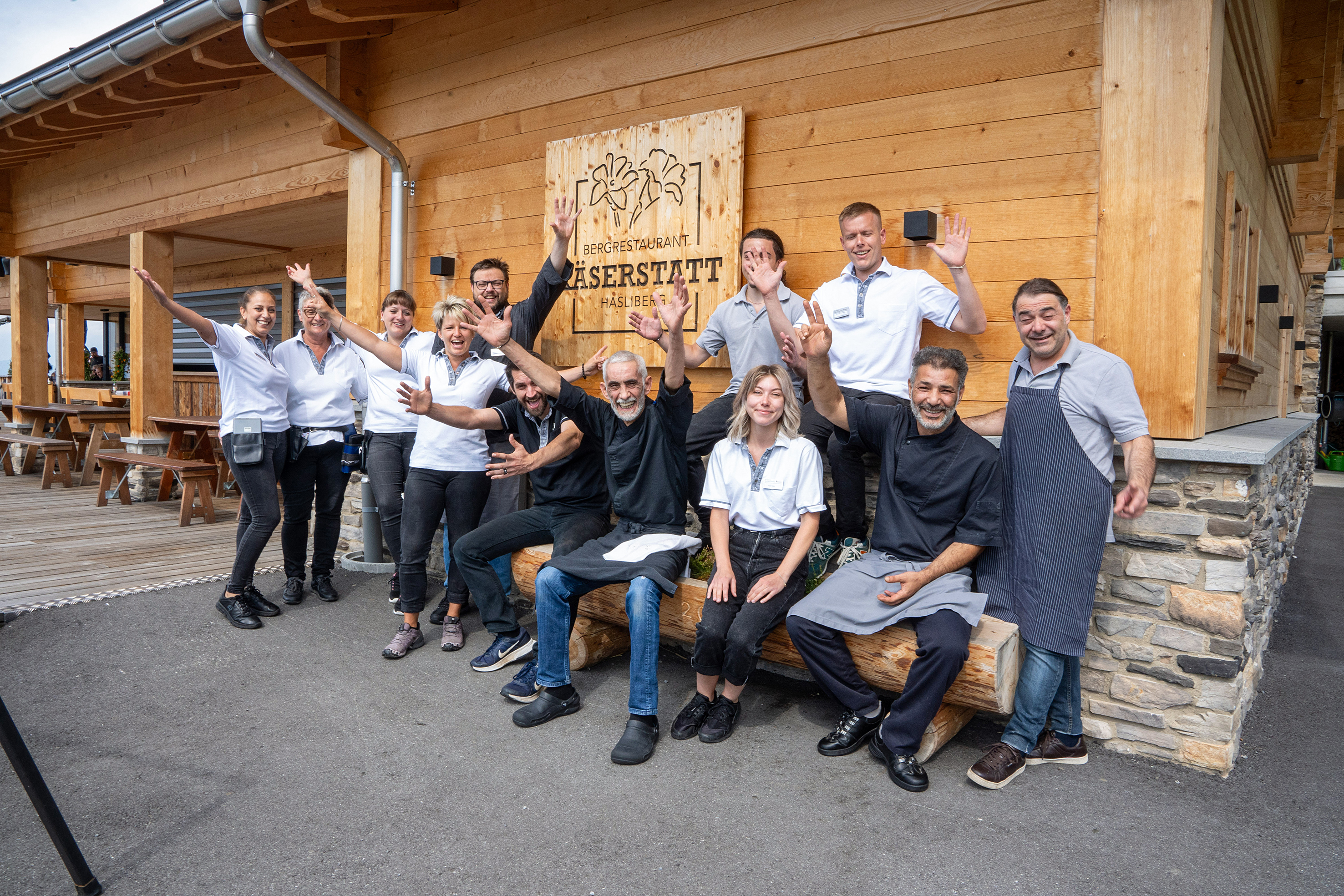 Glückliche Mitarbeitende dank vorausschauender Planung: Mit der neuen Küche gewann das Restaurant Käserstatt auch an Flexibilität.