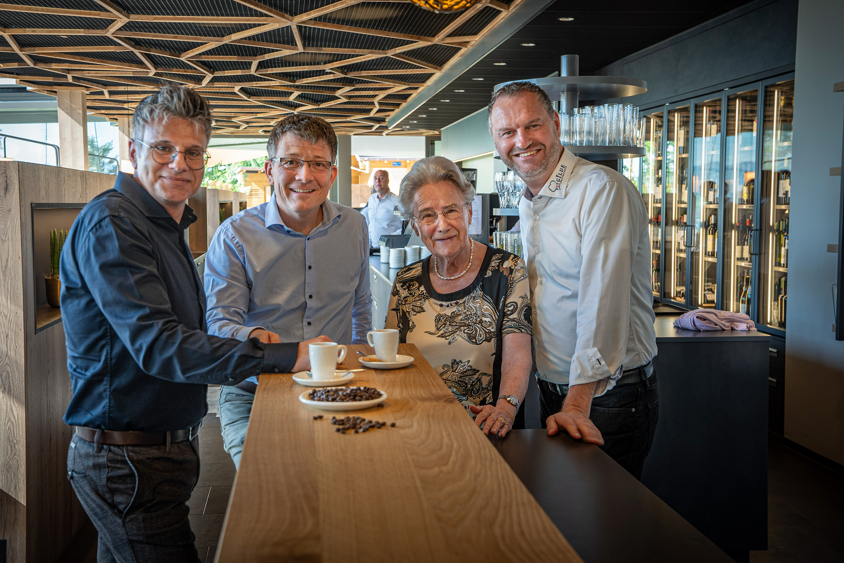 In der Geschichte des Eichbergs spielten Egro Kaffeevollautomaten von Anfang an eine wichtige Rolle: Eli Wengenmaier (r.) mit Mutter Elisabeth Wengenmaier-Mahler und dem Egro-Team: CEO Michael Wehrli und Gebietsverkaufsleiter Lukas Calò (l.).