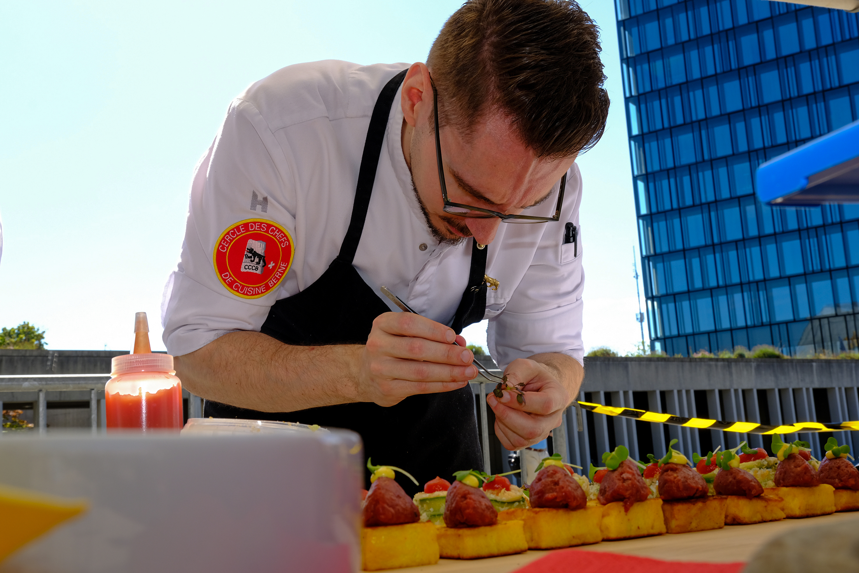 100 Köchinnen und Köche kreierten Köstlichkeit um Köstlichkeit für das 100-Meter-Buffet vor der PostFinance-Arena in Bern – die über 1000 Besucherinnen und Besucher waren begeistert.