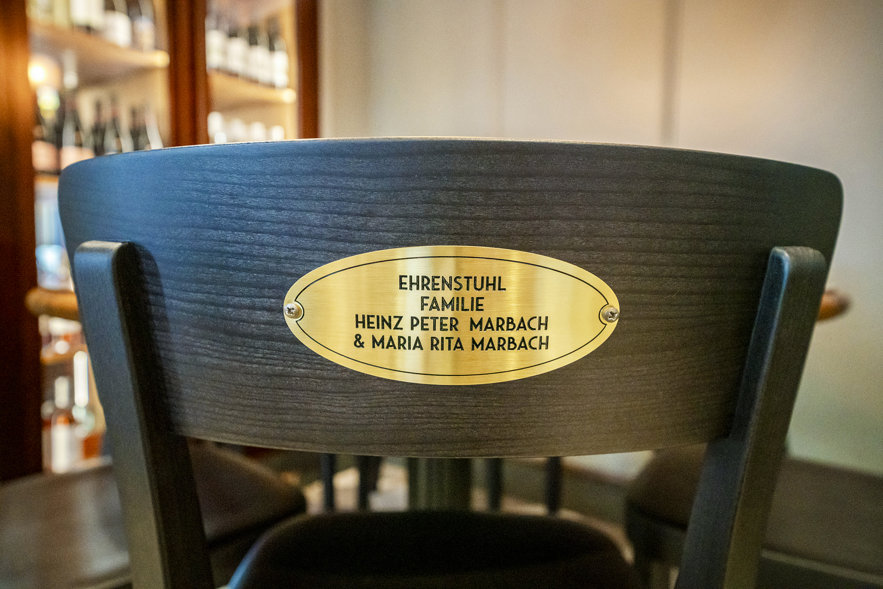 Noch heute erinnert ein Ehrenstuhl an Heinz Peter und Maria Rita Marbach, die das Central bis 2020 führten.