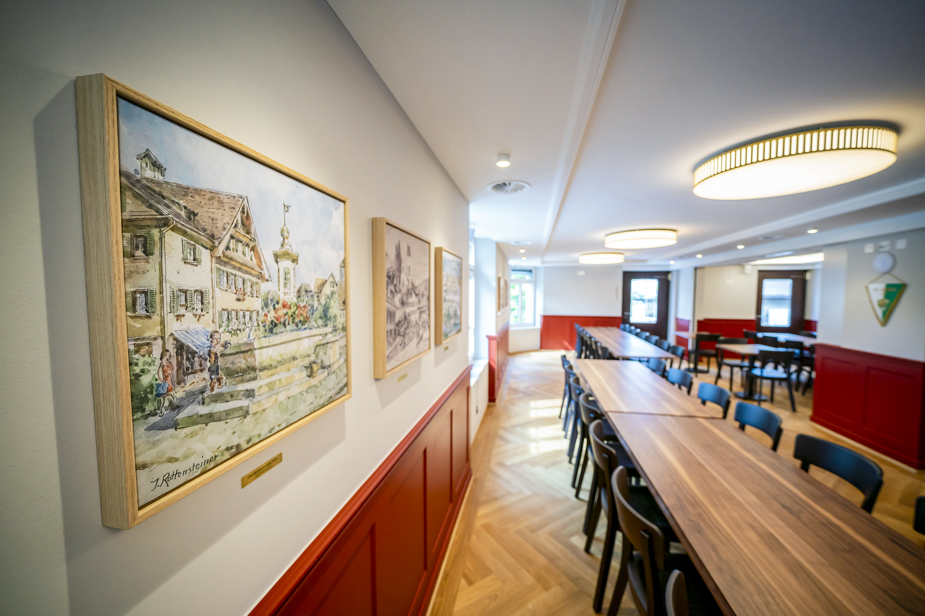 Im 1. Stock findet sich ein grosser Saal für Hochzeiten, Geburtstage und andere Feiern mit bis zu 50 Personen.